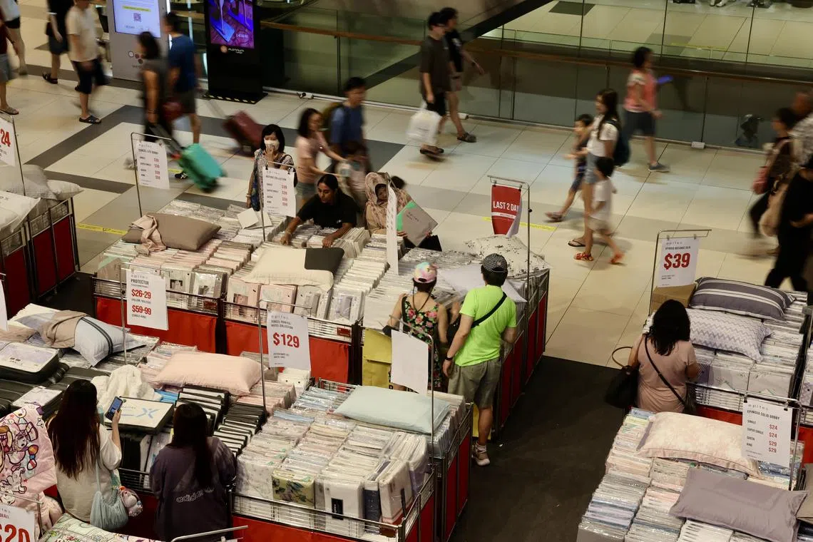 部分裕廊东商场的店家受地铁服务局部中断影响，生意少了20%。（邬福梁摄）