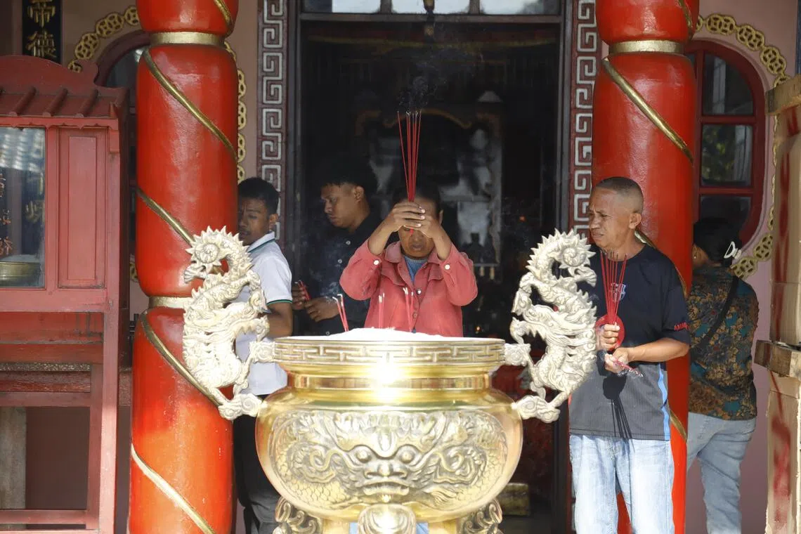 虽然是华人庙宇，但帝力关帝庙也有非华人进庙上香。（特约摄影Antonio Daciparu摄）