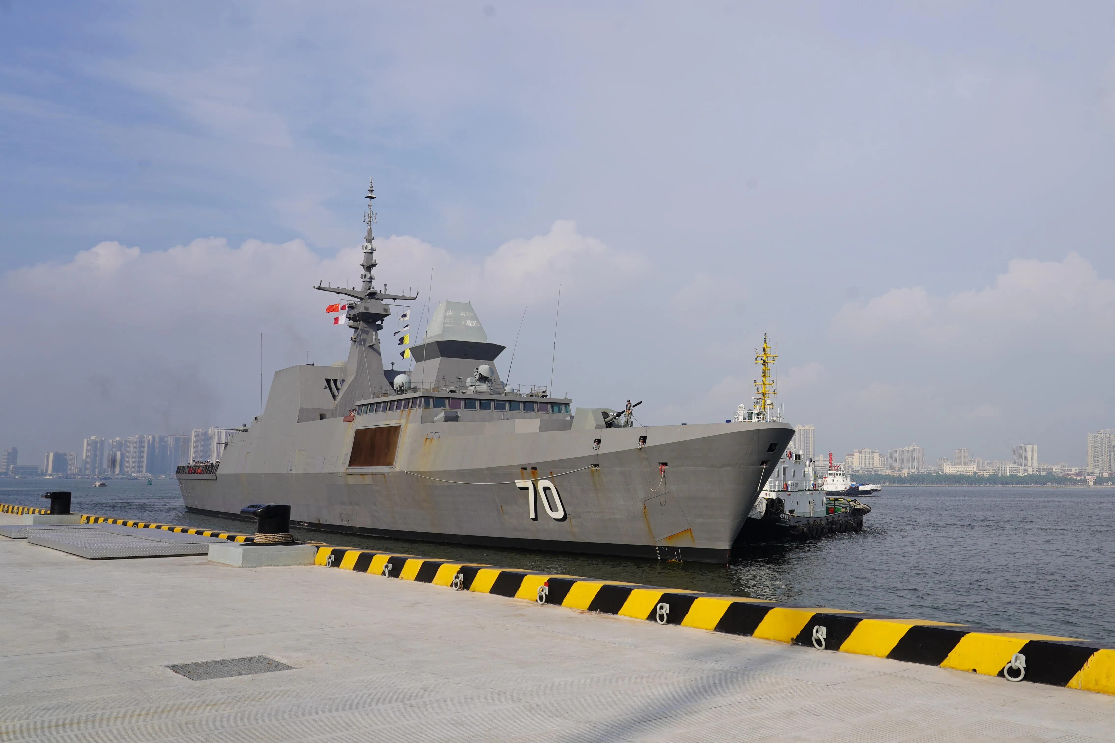 新加坡海军部队威武级护卫舰坚信号（RSS Steadfast）本月7日驶入湛江麻斜海军基地，参加新中海事合作联合演习。（国防部提供）