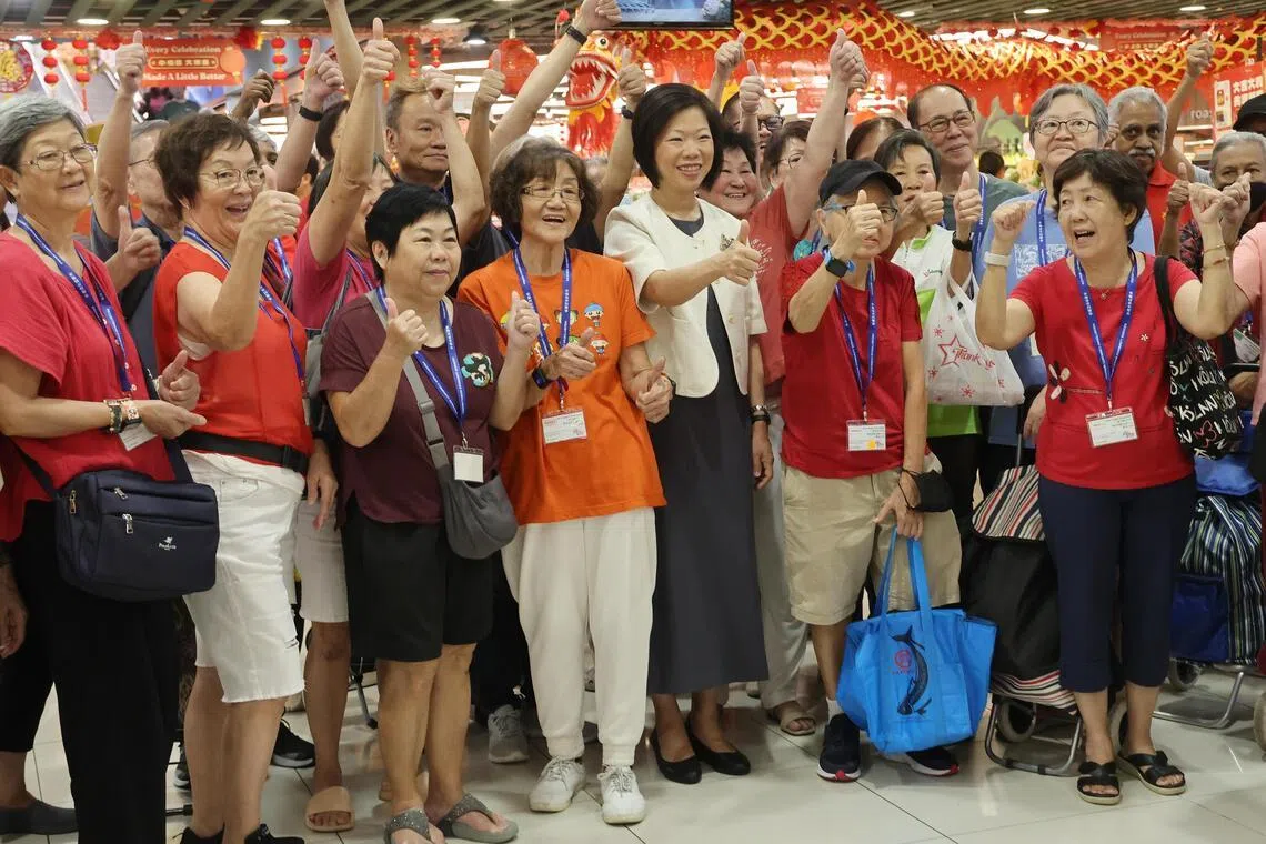 共有46名乐龄人士参与了这次活动，在农历新年前夕采购了年货和生活用品。图为外交部兼内政部高级政务部长沈颖（中间白衣）与居民们合照。（唐家鸿摄）