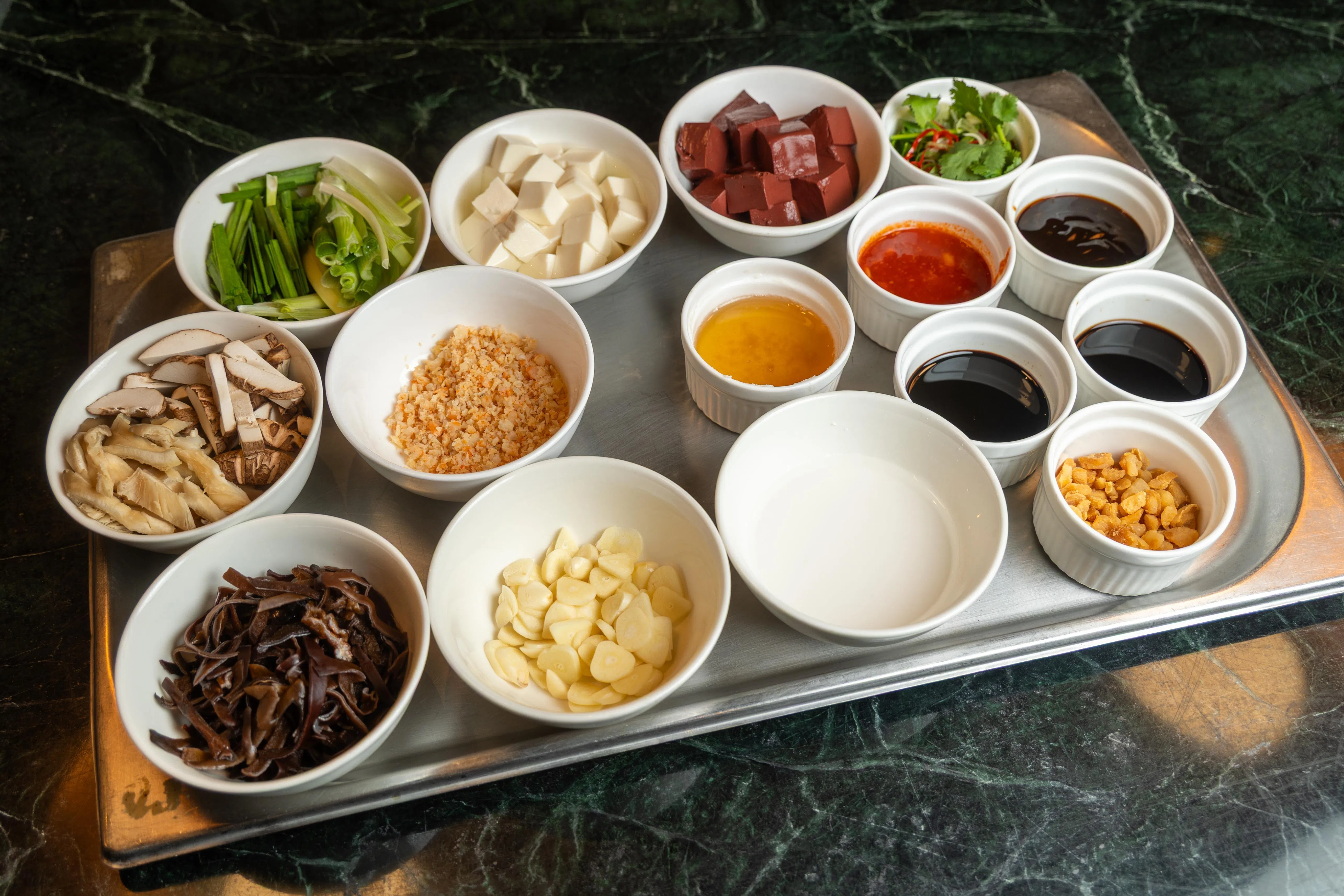 川香豆瓣焖双菇猪血采用常见食材和调料。（吴先邦摄）