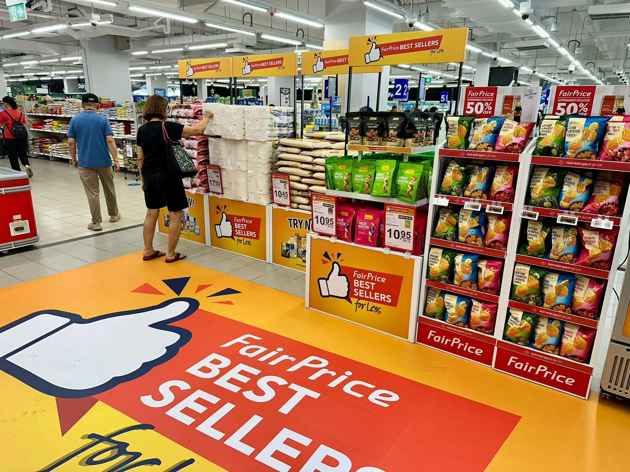 平价超市自家品牌推出的燕麦脆片、坚果混合包和饼干等，相当受消费者欢迎。（平价超市提供）