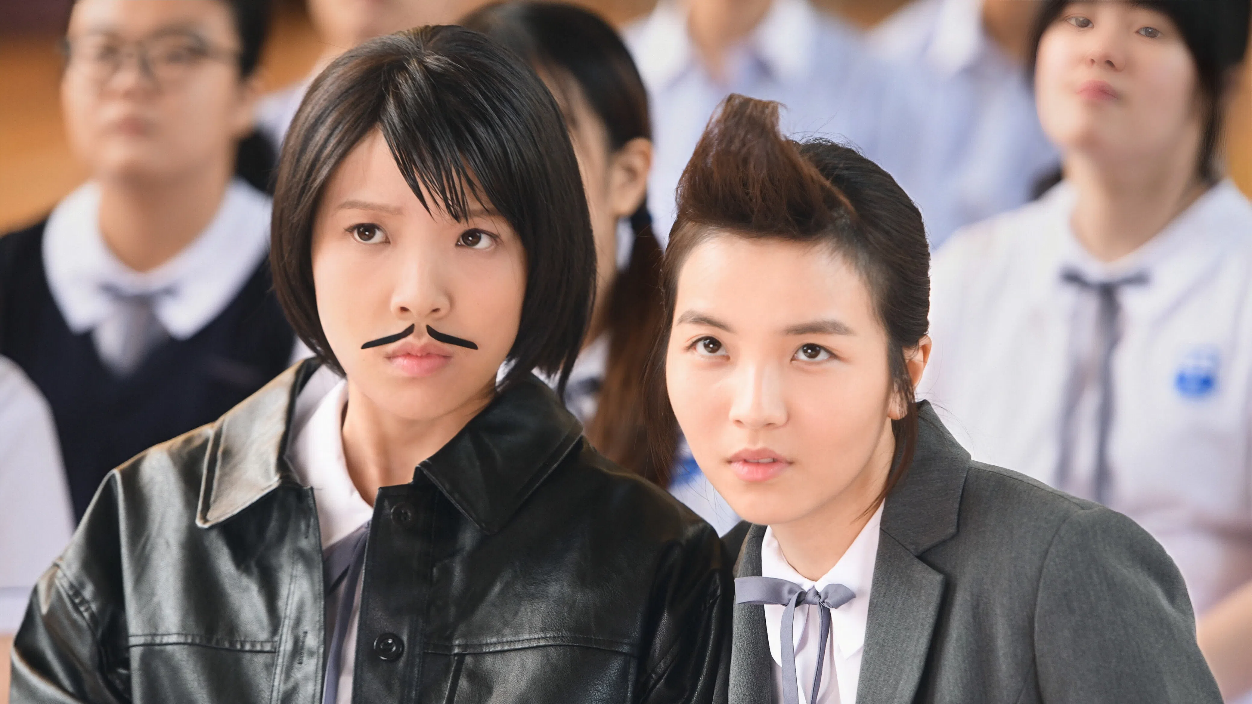 新演员锺雪莹（左）和吴冰在《填词L》中很有化学互动，锺雪莹更凭此片入围第42届香港电影金像奖影后。（新加坡电影协会提供）