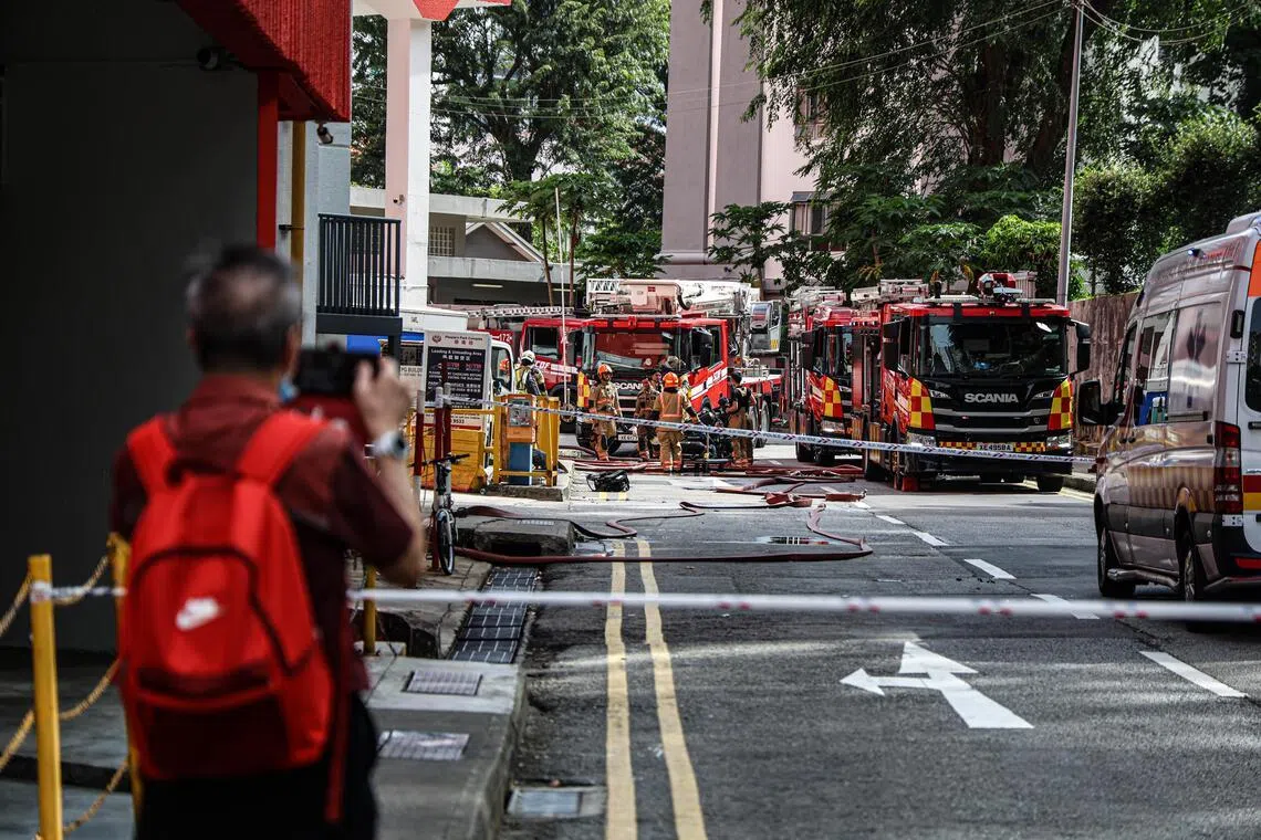 民防部队和警察部队派出九辆警车、六辆消防车、一辆救护车和两辆交警单车，封闭道路进行灭火行动。（关俊威摄）