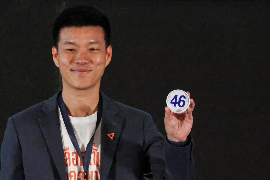人民党在政党议席选票编号抽签工作中抽到46号，党魁那他蓬展示手上的号码牌。（路透社）