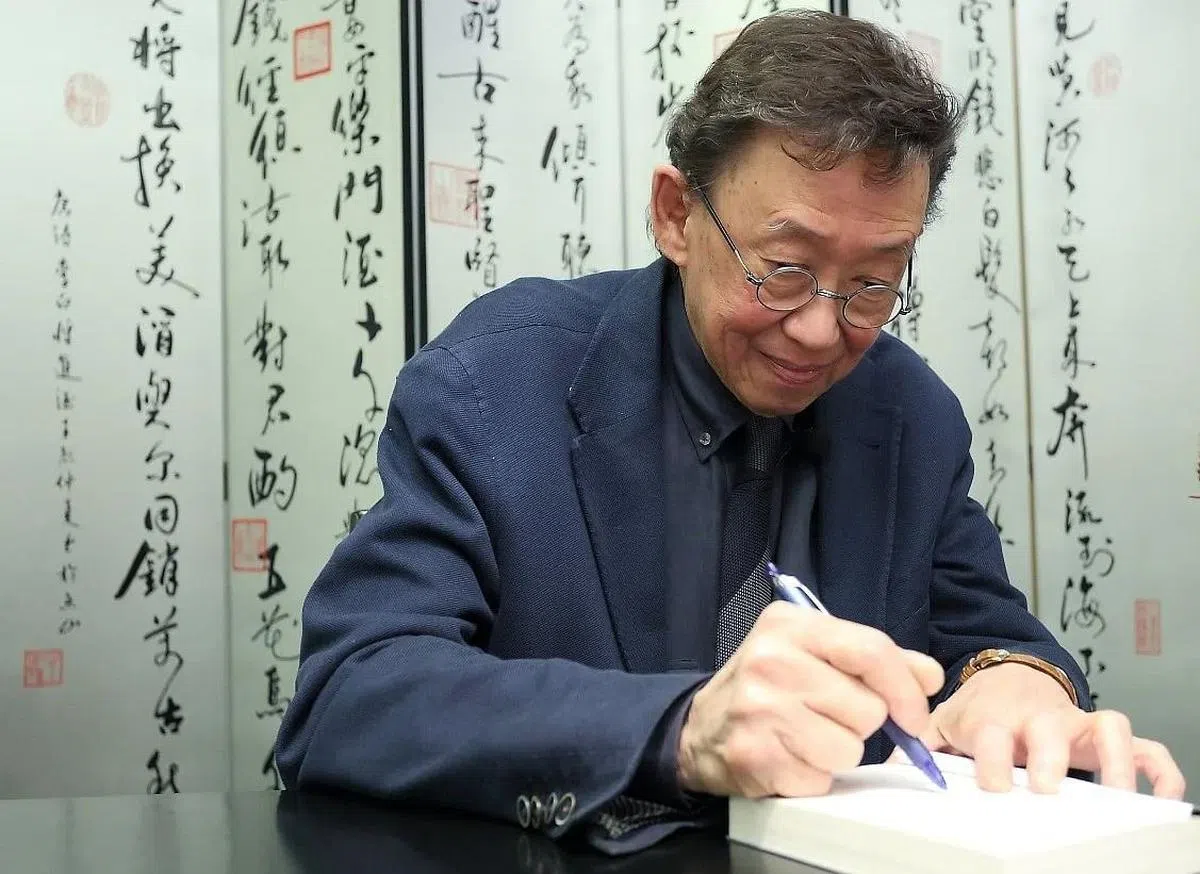 2015年董桥应周星衢文学讲座邀请来新加坡办讲座，会后为读者签书。（周星衢基金会提供）