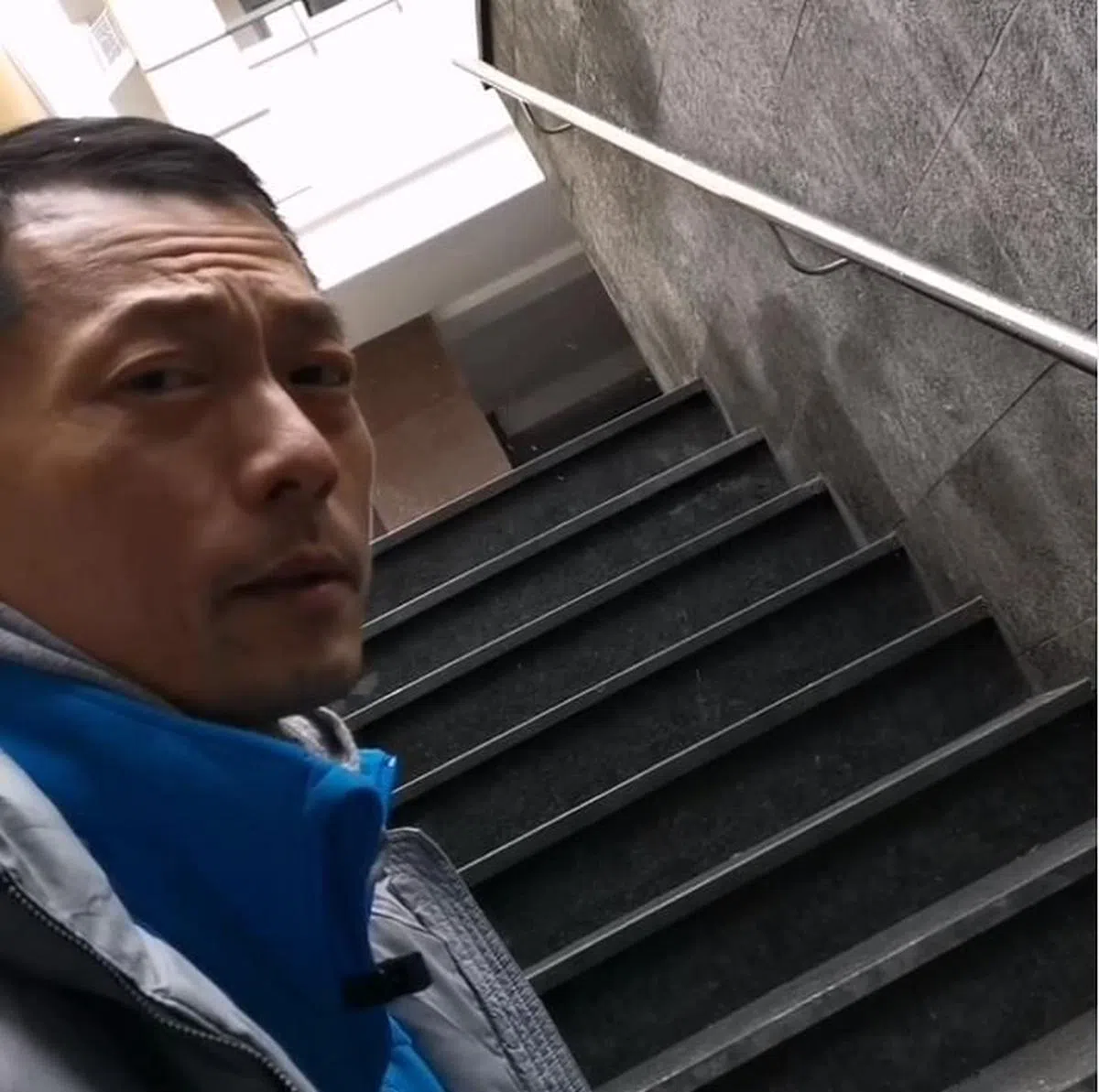 沈倾掞今天下午2点（乌克兰时间早上8点）在社媒分享视频，当地飘着白雪，他留言：“今天的天气很冷，但乌克兰的守护者，他们有无限的力量。”（IG）