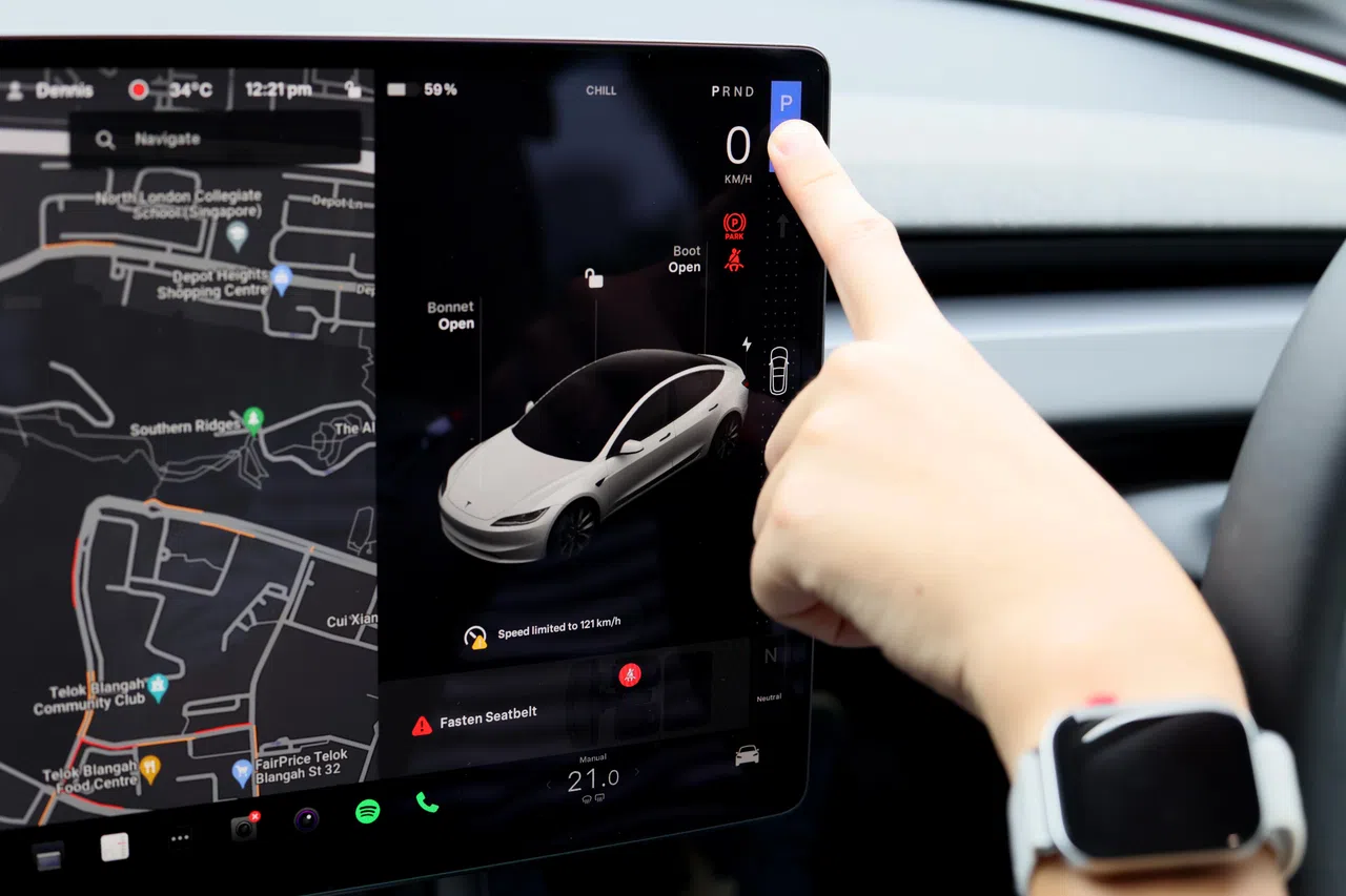 Model 3没有换挡杆或按钮，须使用中控屏换挡。（龙国雄摄）