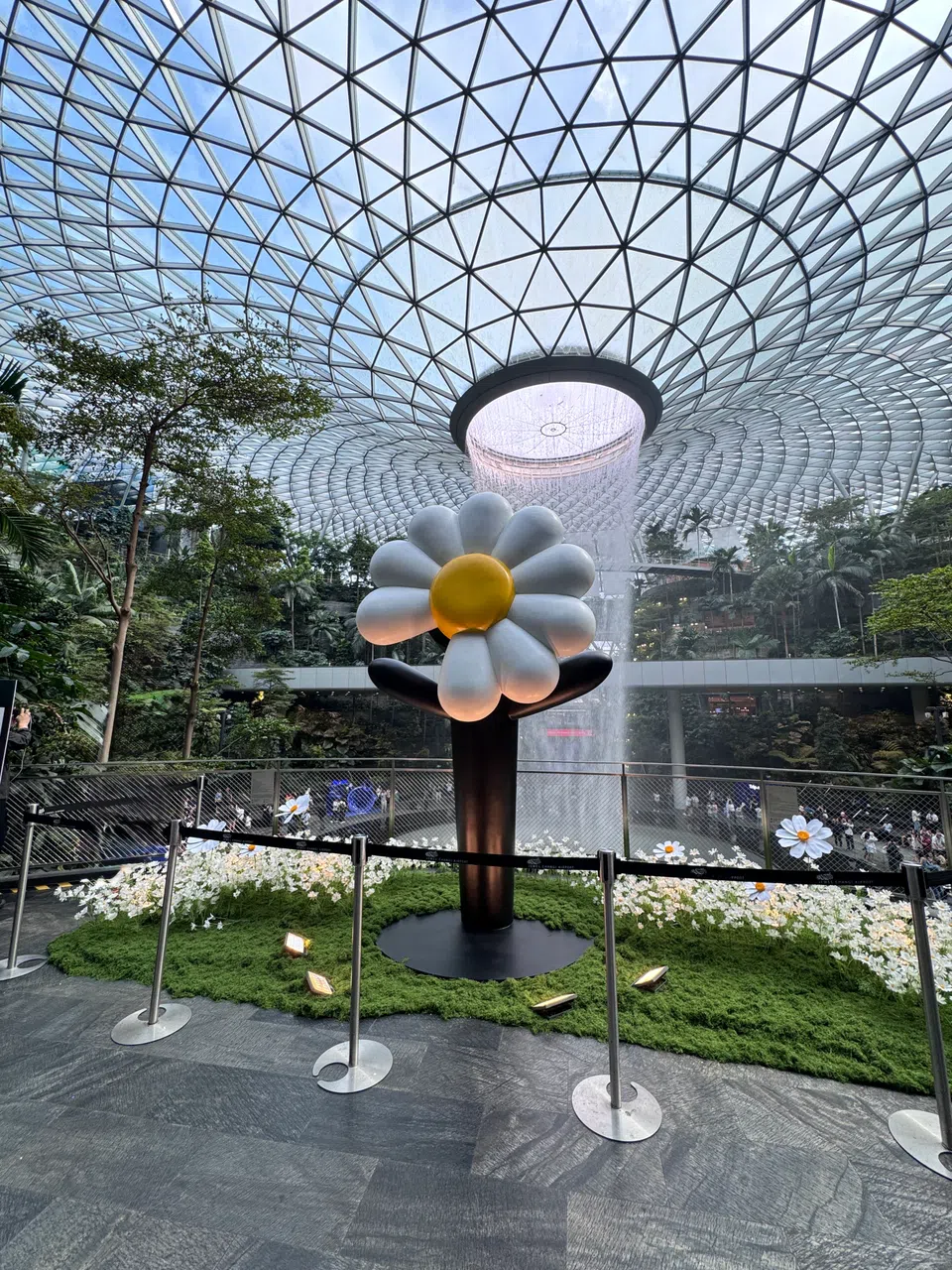 配合展览，星耀樟宜二楼设有巨型雏菊，让粉丝打卡。（蓝靖仪摄）