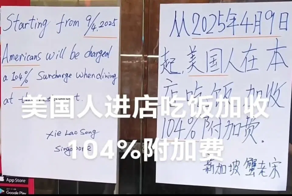 网传照片显示，两张手写告示张贴在牛车水蟹老宋餐馆的玻璃门上，中英文并列。（取自脸书）