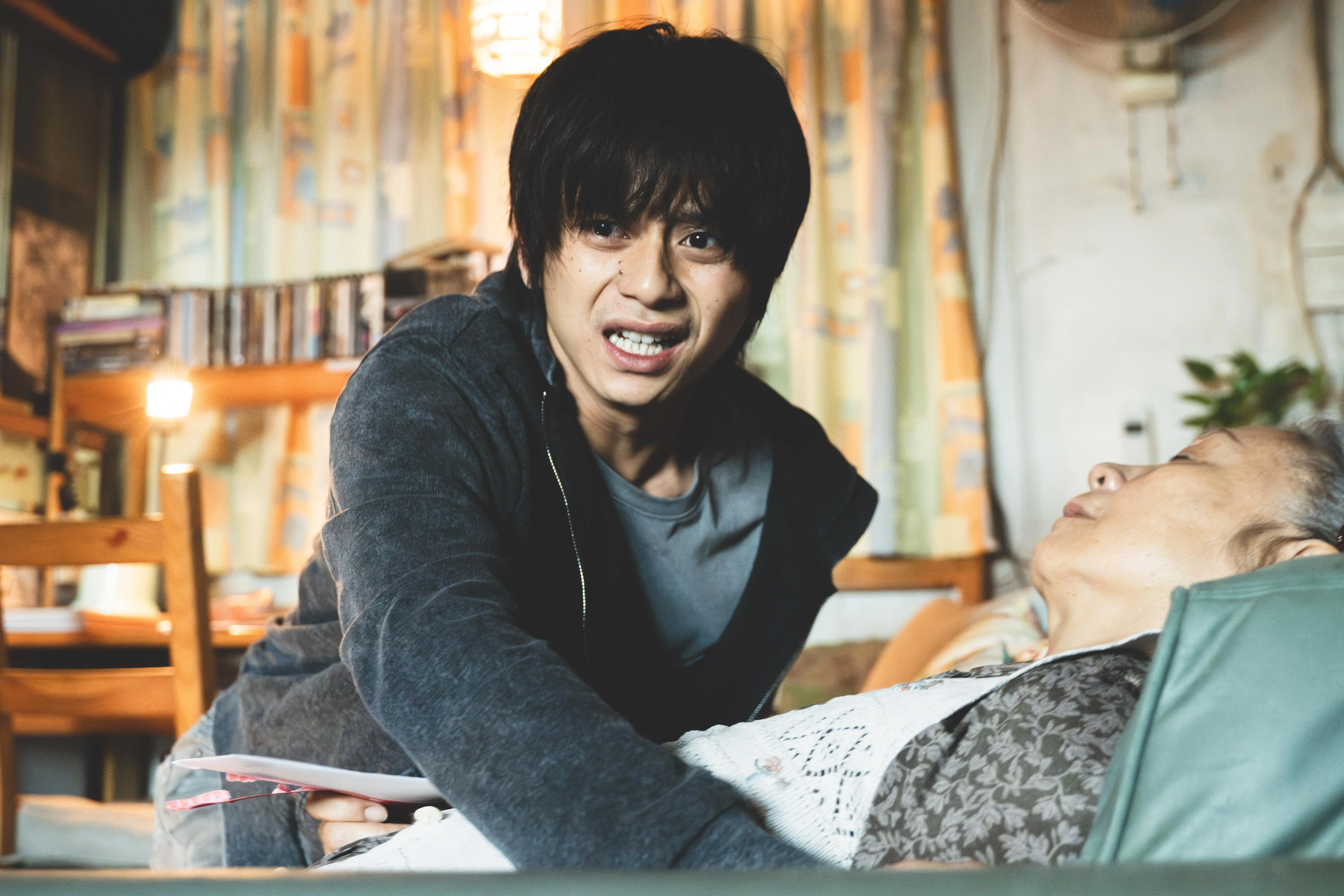 香港演员戴玉麒在《一个部门的诞生》饰演在电视平台客户服务部“意外”挟持人质的青年。（邵氏机构提供）