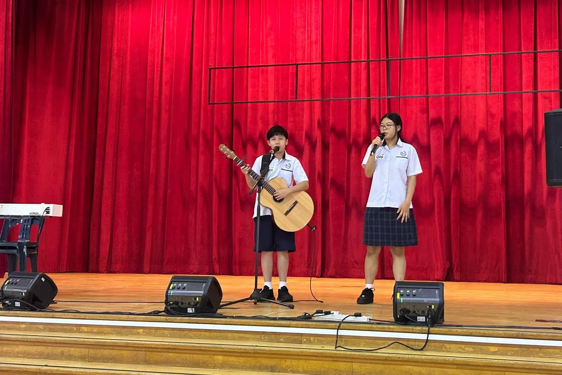 陈宥锜（左）与同学一同参加合唱组，拿着吉他的他台风稳健。（高静娴摄）