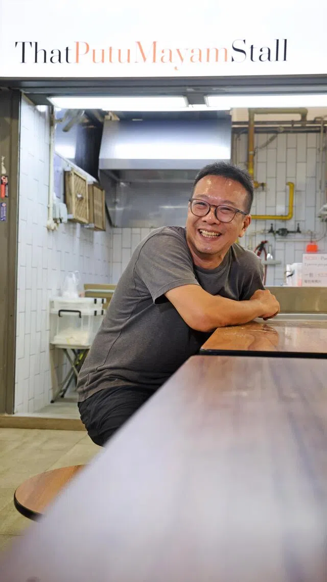 陈得能在与顾客打交道过程中，找到传承古早味的意义。（陈渊庄摄）