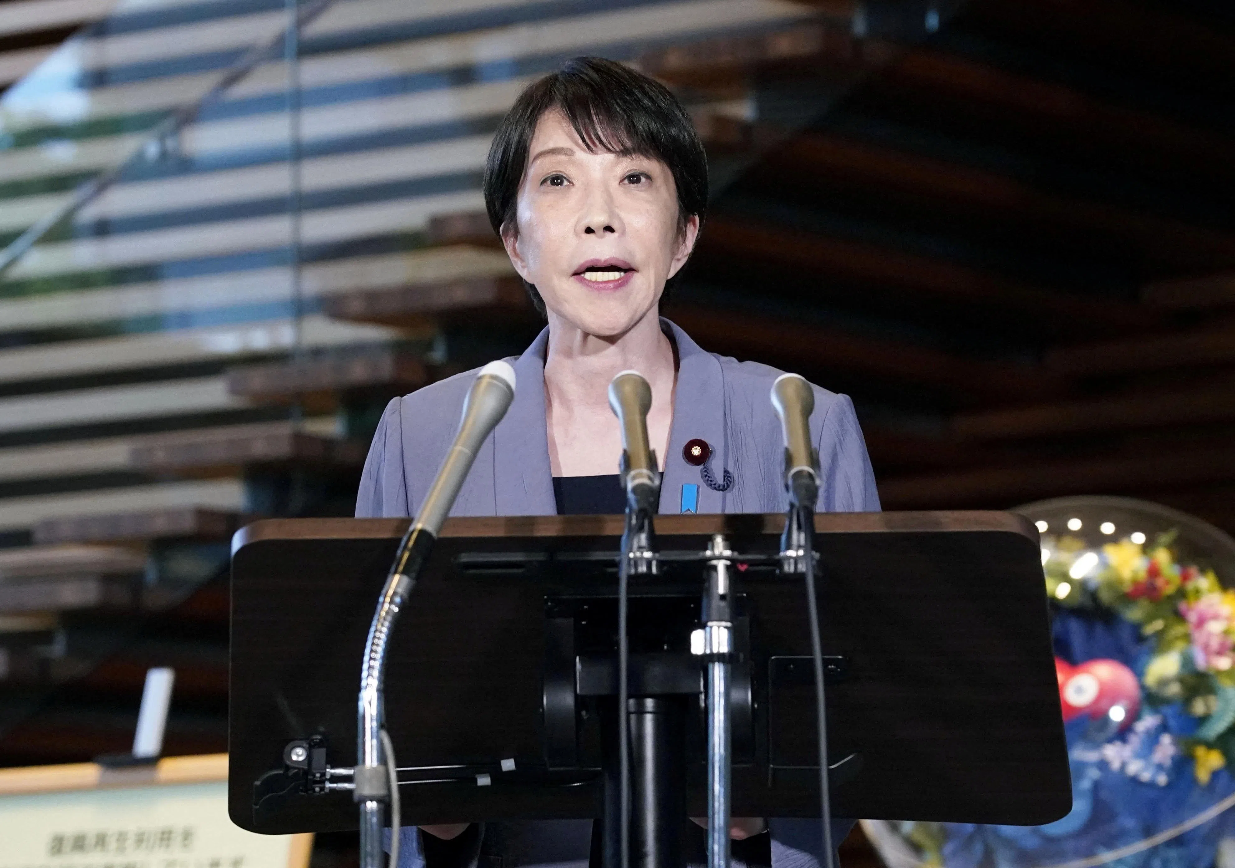 高市早苗在首相官邸召开记者会，吁请民众疏散到安全地点。（路透社）