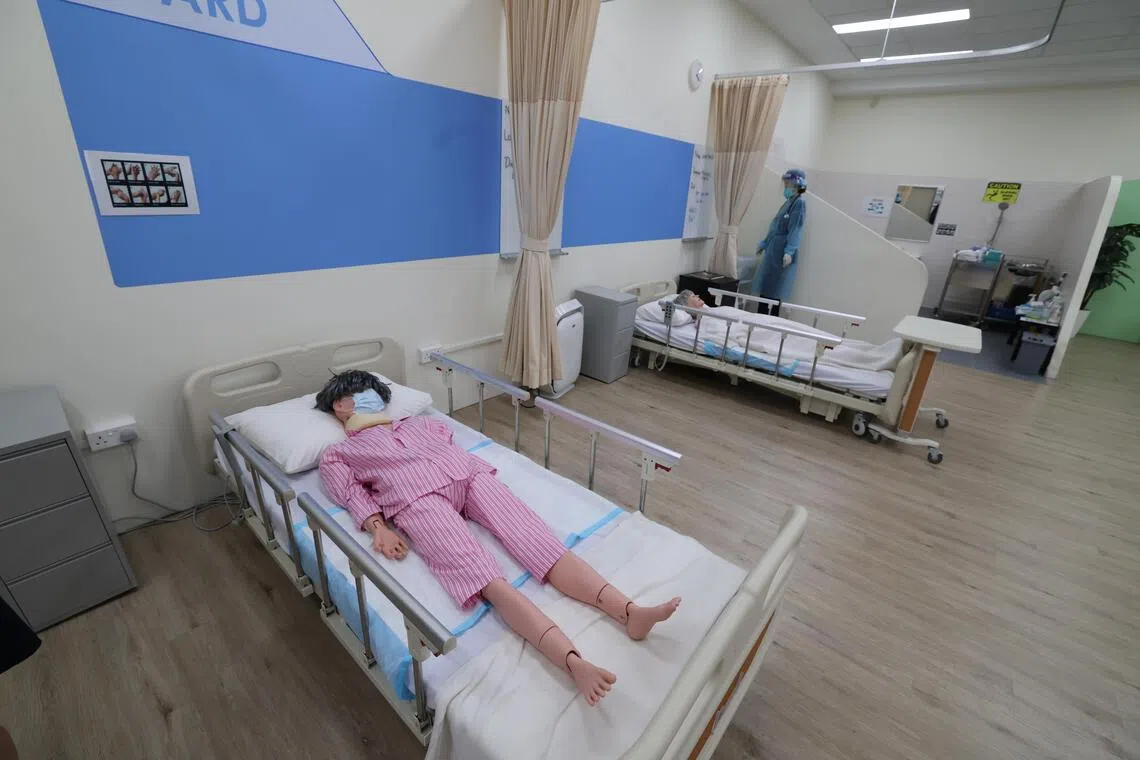 北烁学校学生可以修读工艺教育学院技能证书课程，如社区护理支援等。校园设有模拟实际工作环境，如病房的培训室。（梁麒麟摄）