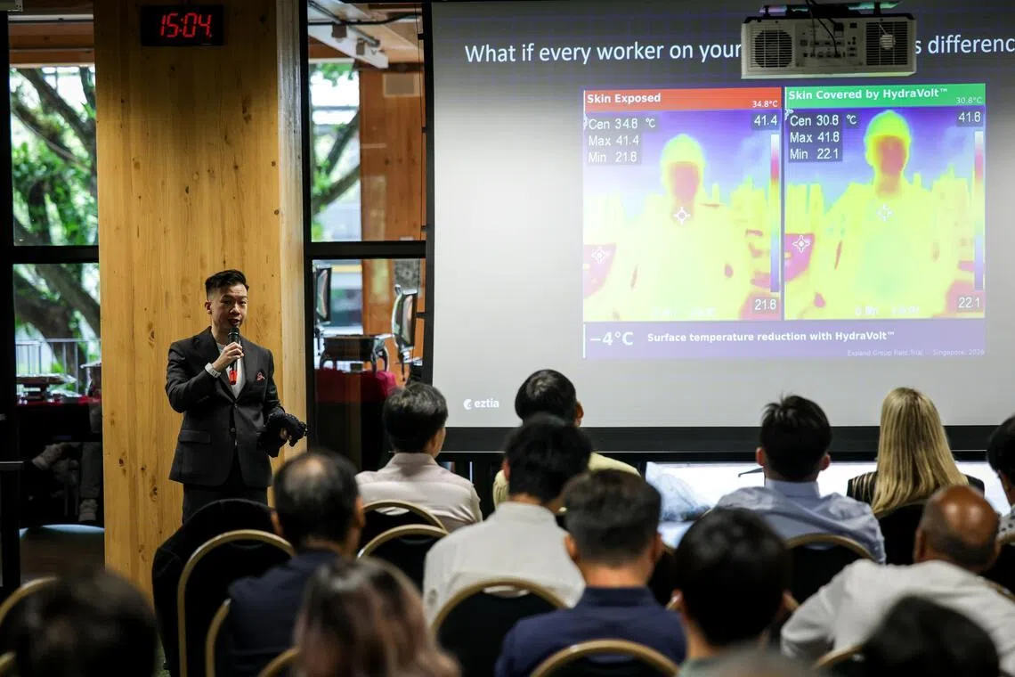 林子洋在建设局举办的技术交流会上，向超过150名与会的建筑业者、技术人员和利益相关者，分享Eztia的试用体验。（叶振忠摄）