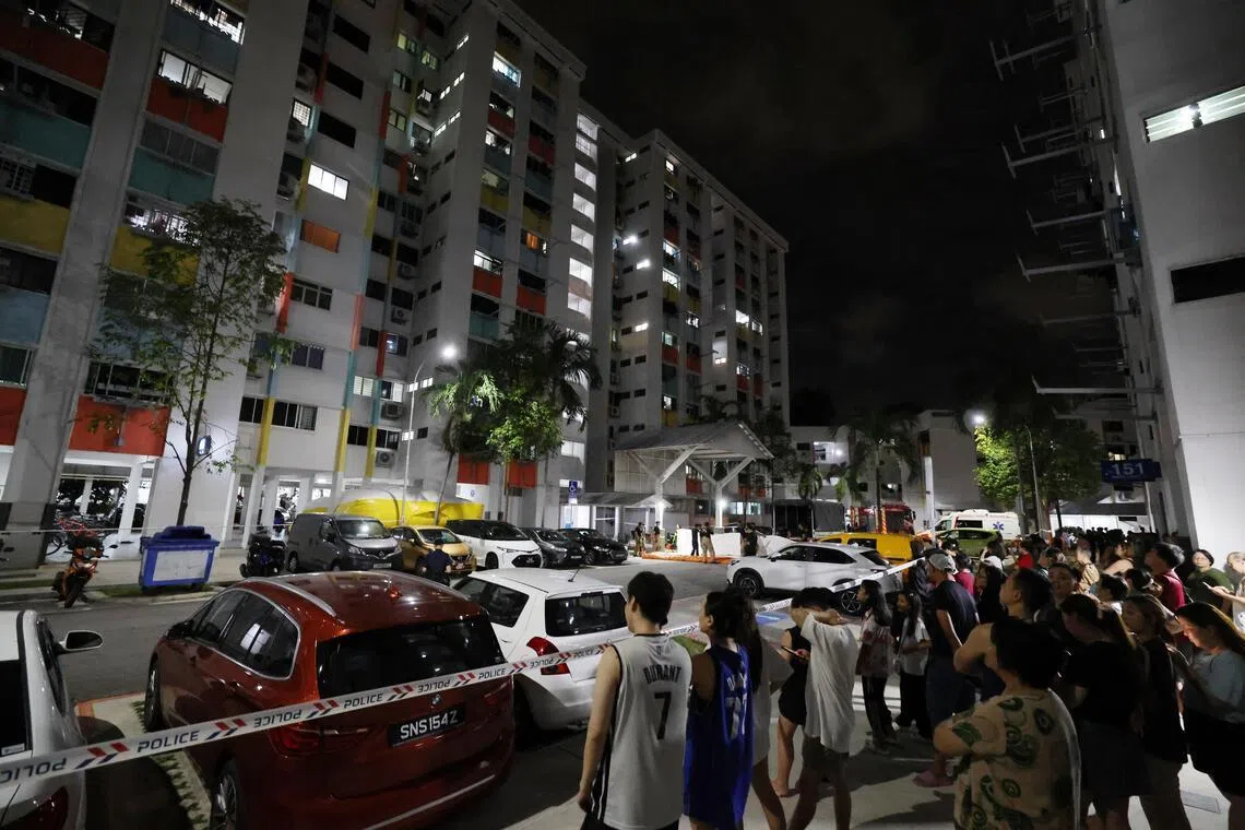 警方事后出动防暴应急警车，民防人员也到场戒备，居民在封锁线外围观。（梁麒麟摄）