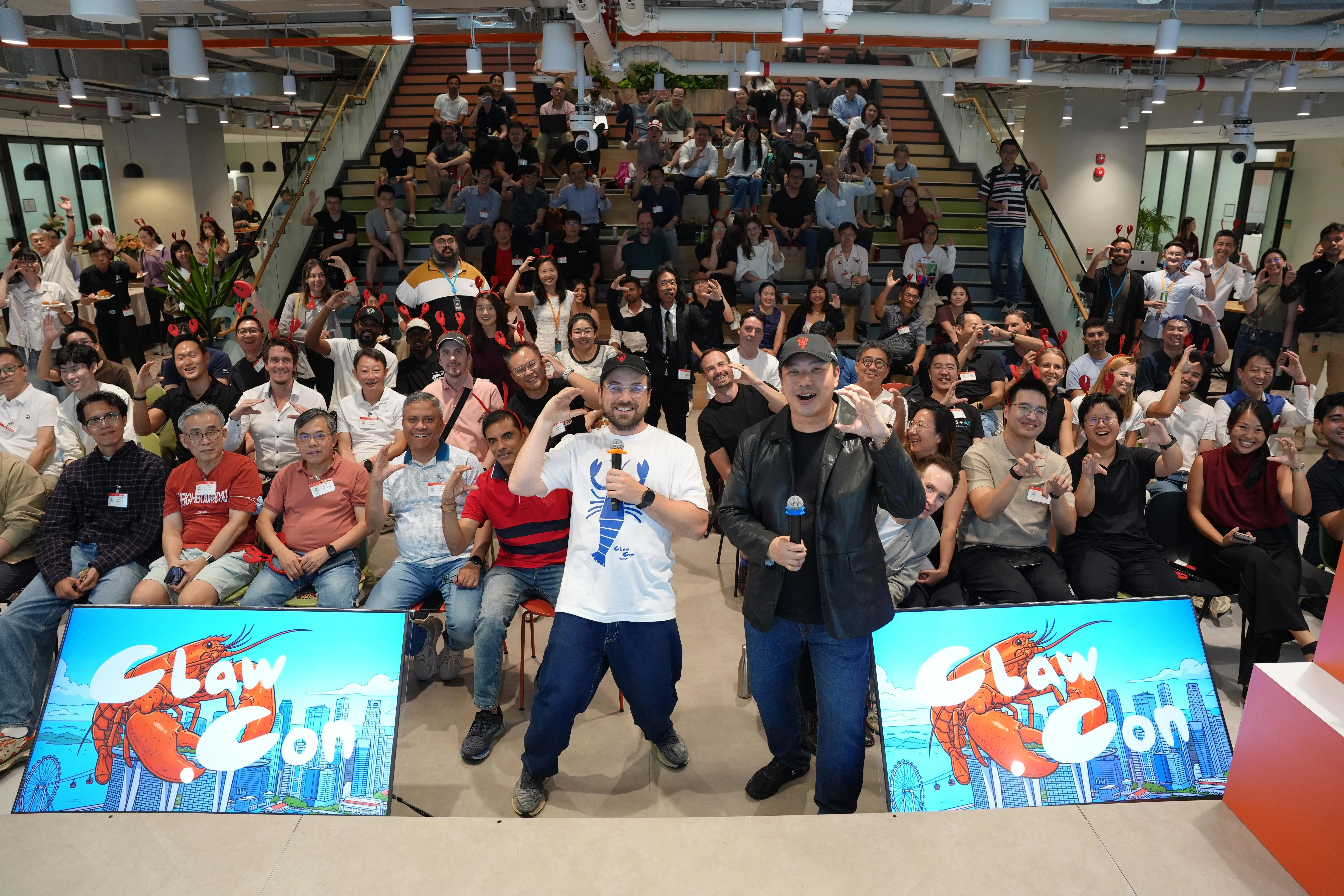 沈毅达（前排右）2026年5月主办ClawCon Singapore，吸引超过400人出席。（受访者提供）