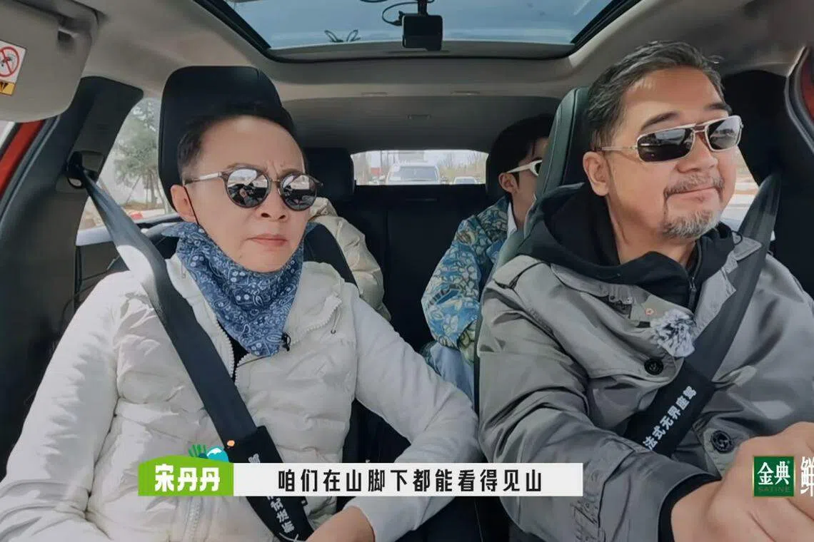 宋丹丹（左）与张国立在节目有不少斗嘴场面。（视频截图）