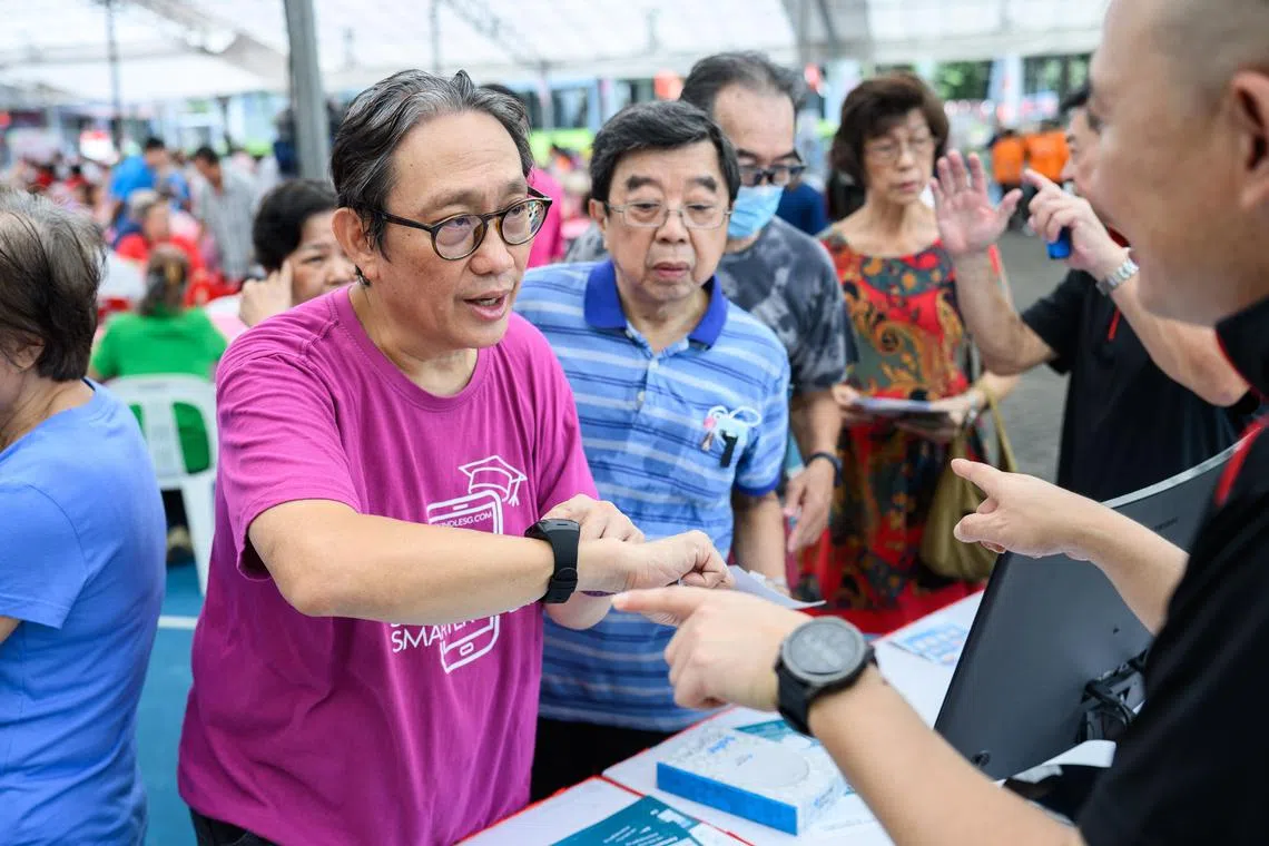活动现场展示了两款“紧急按钮”，使用者可选择佩戴手上或放在口袋，紧急情况需要协助时可按下紧急按钮，仪器将发讯通知直系亲属或相关护理单位等。（主办方提供）