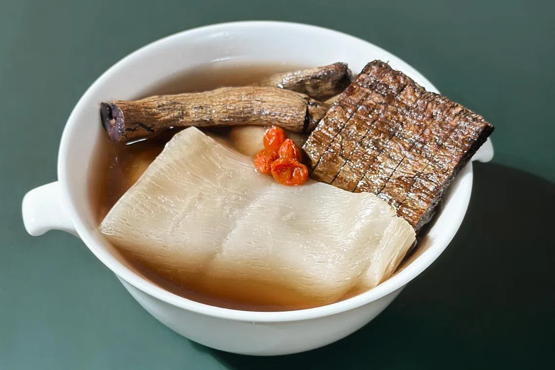 中餐馆李白的巴戟杜仲花胶炖鸡汤滋补鲜甜。（餐馆提供）