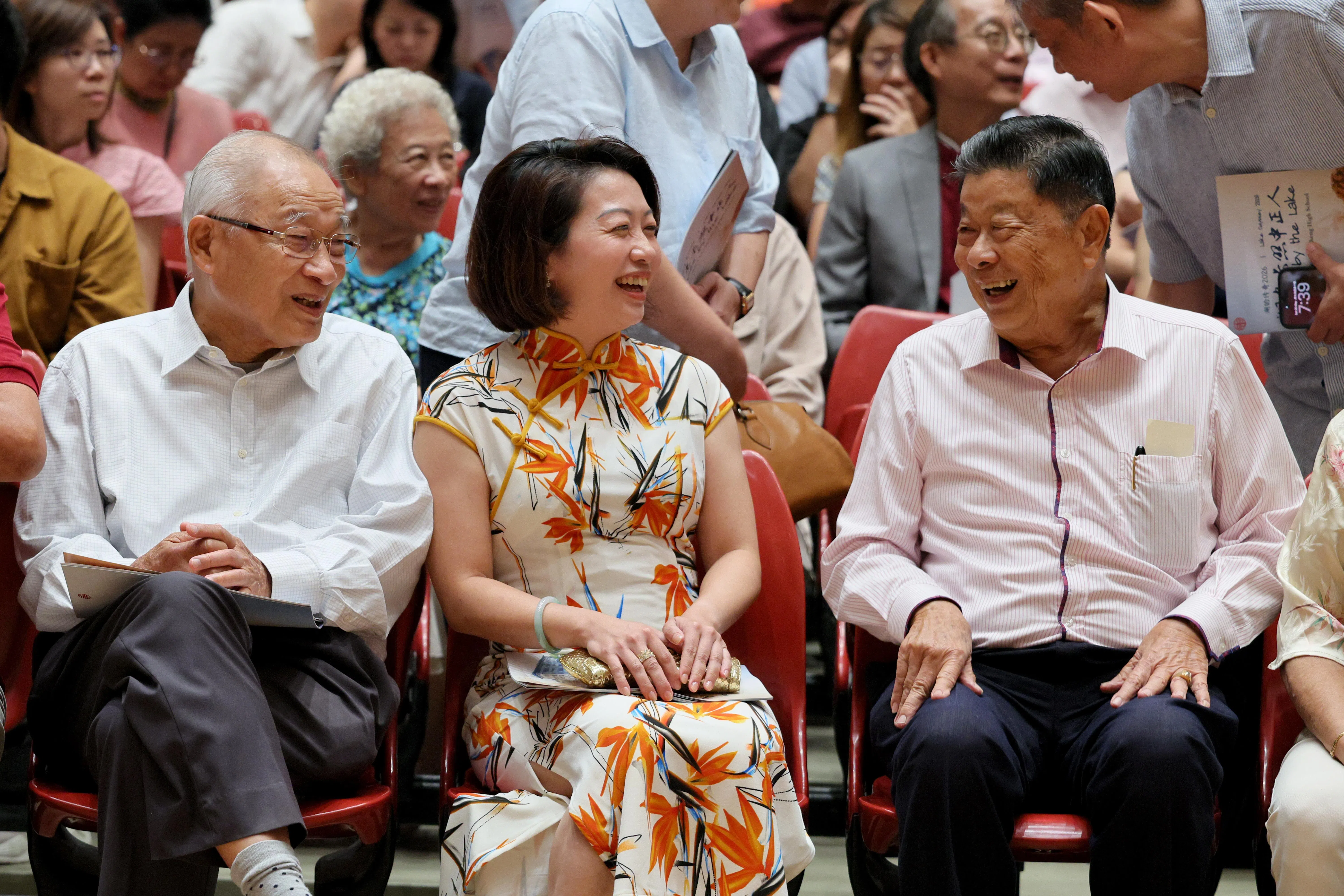 演出受邀主宾蒙巴登区议员吴诗琪（中）的父亲吴连进（左）是中正校友，父女两人一同欣赏舞台剧。右一为1964年毕业于中正中学高中部的校董会董事部副主席蔡成宗。（龙国雄摄）