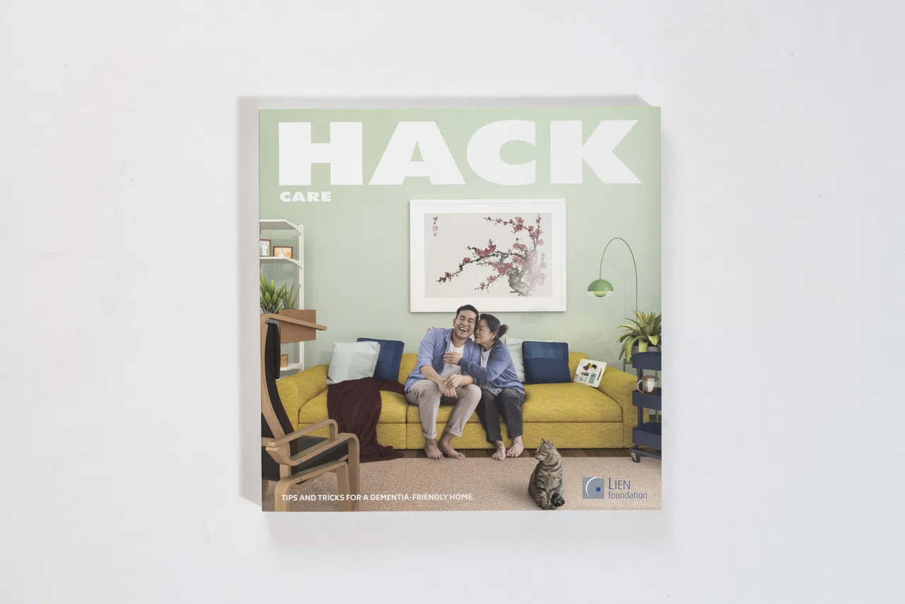 连氏基金会的失智者看护指南《骇客看护》（Hack Care）幽默地模仿宜家目录设计，让人一看就有亲切感。（总统设计奖提供）