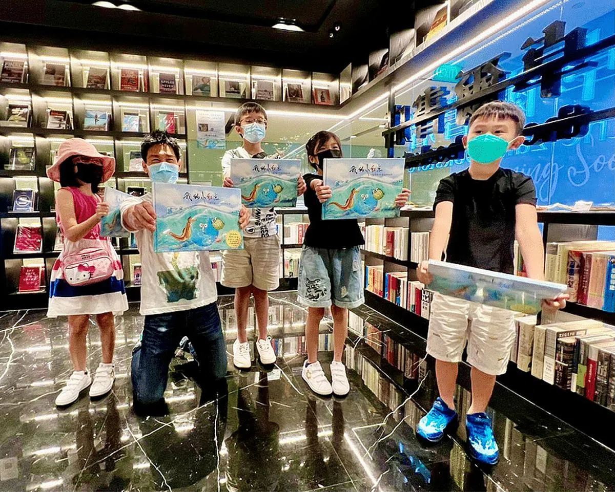 书店定期举办各种现场活动，比如《我的小红点》新书签售会。（图／卓尔书店提供）
