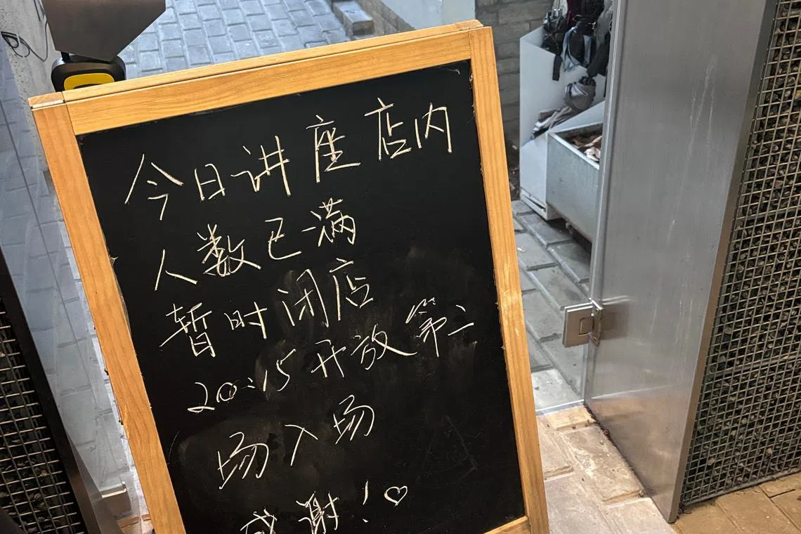 上海一家学术酒吧开店不到15分钟，讲座人数已满，不再开放给客人进店。（黎康摄）