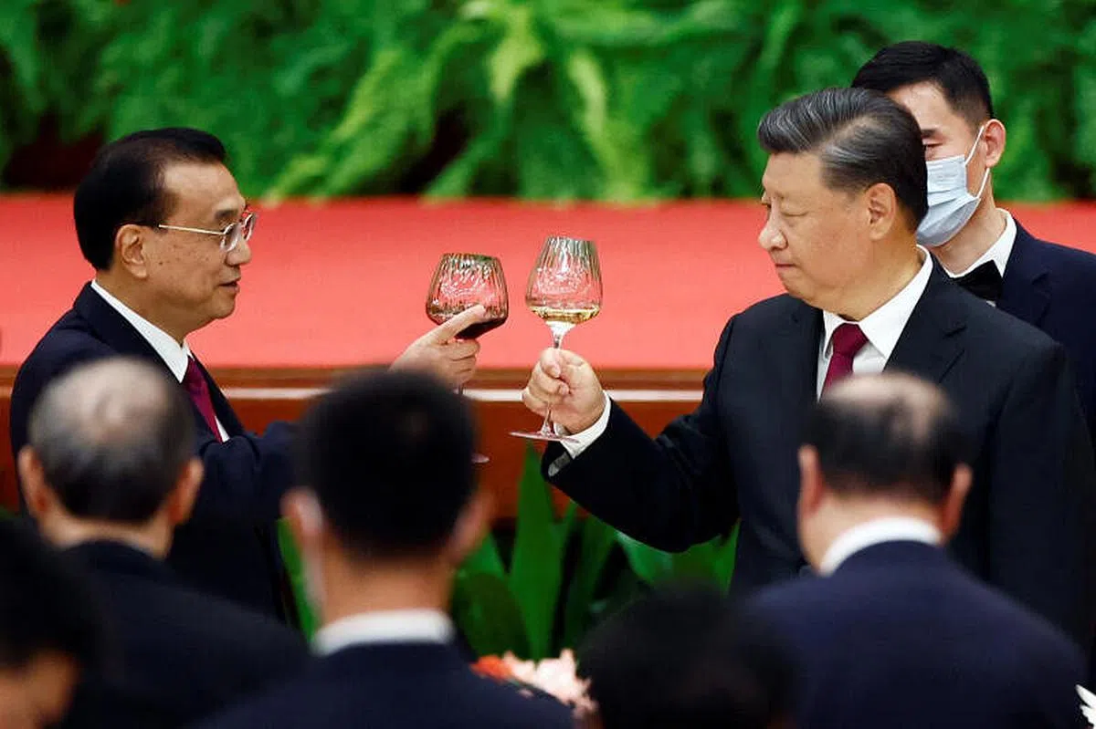 出席中国国庆招待会的中国国家主席习近平（右）与国务院总理李克强相互碰杯，祝贺国庆。（路透社）