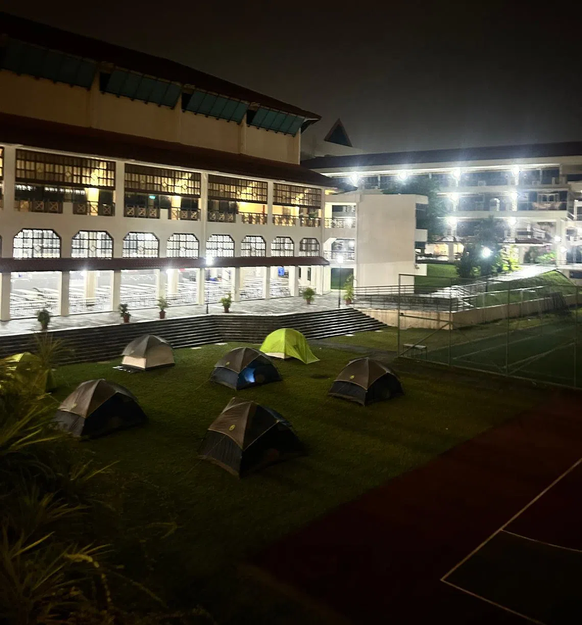 夜色中，这些温暖的帐篷是参加选拔营的学生接下来三天的安乐窝。（华侨中学高中部何嘉怡摄）