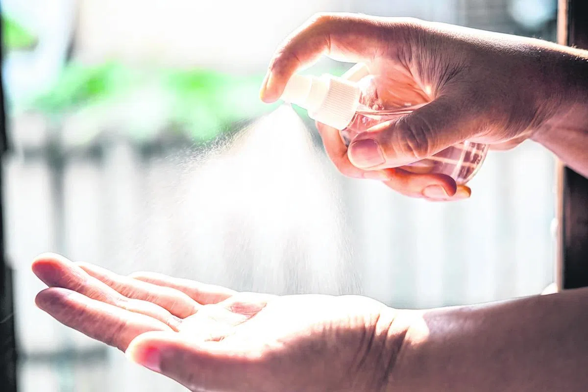 随身携带酒精含量达60至70%的洁手液。（iStock图片）