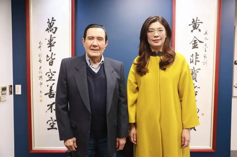 马英九基金会的此次人事调整，被绿营人士描绘为马英九（左）有意与国民党主席郑丽文（右）切割。图为今年1月郑丽文前往马英九办公室拜会。（取自《自由时报》电子报）