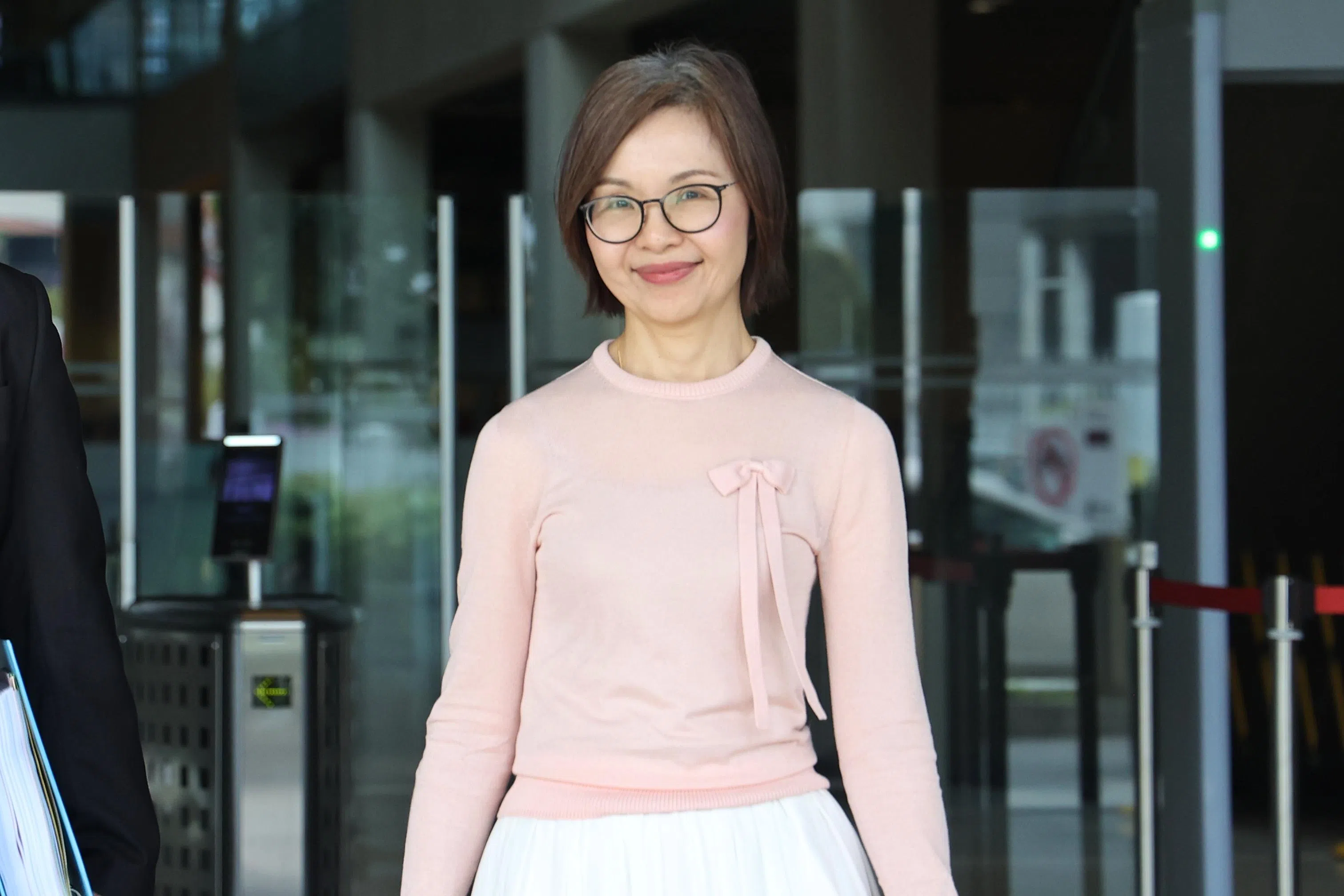 诉方指李冠芳为公司聘请“挂名”女员工和申请工作准证，女员工不仅没在公司上班，薪水也是女员工的丈夫出钱支付。李冠芳否认这项指控。（郑一鸣摄）