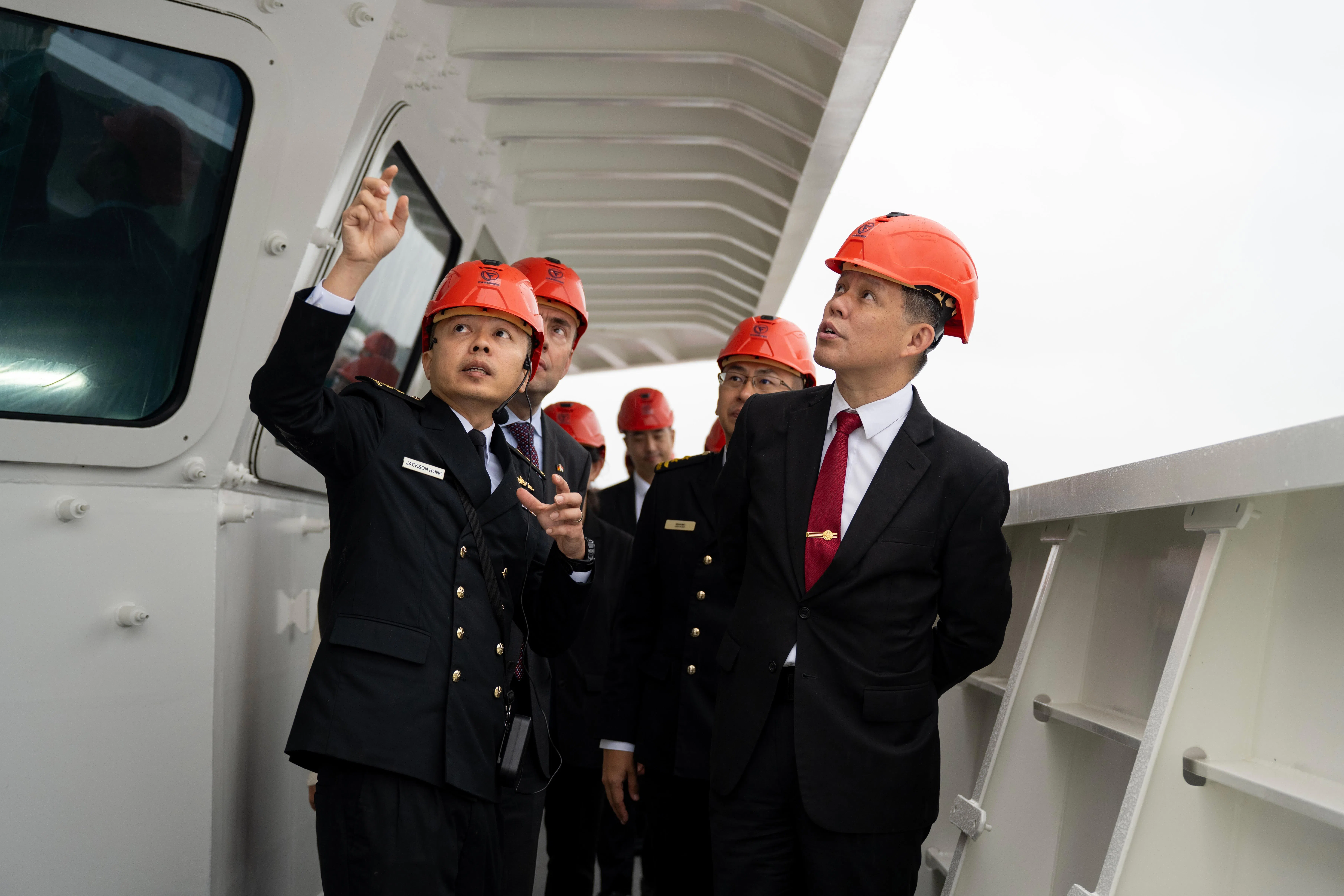公共服务统筹部长兼国防部长陈振声（右一）登上哨卫号参观。（国防部提供）