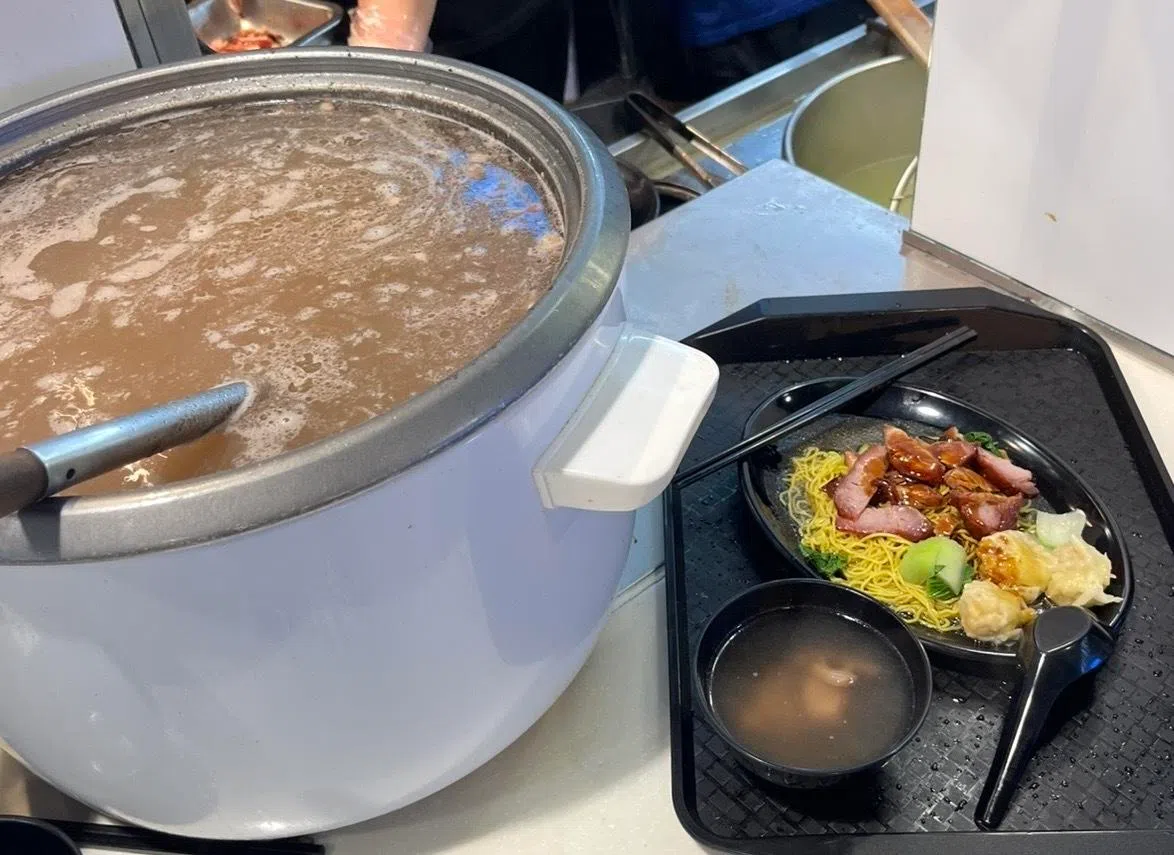 泰好吃烧腊的云吞面（$4），不仅价格亲民，还附送任由客人自取的每日靓汤。（陈映蓁摄）
