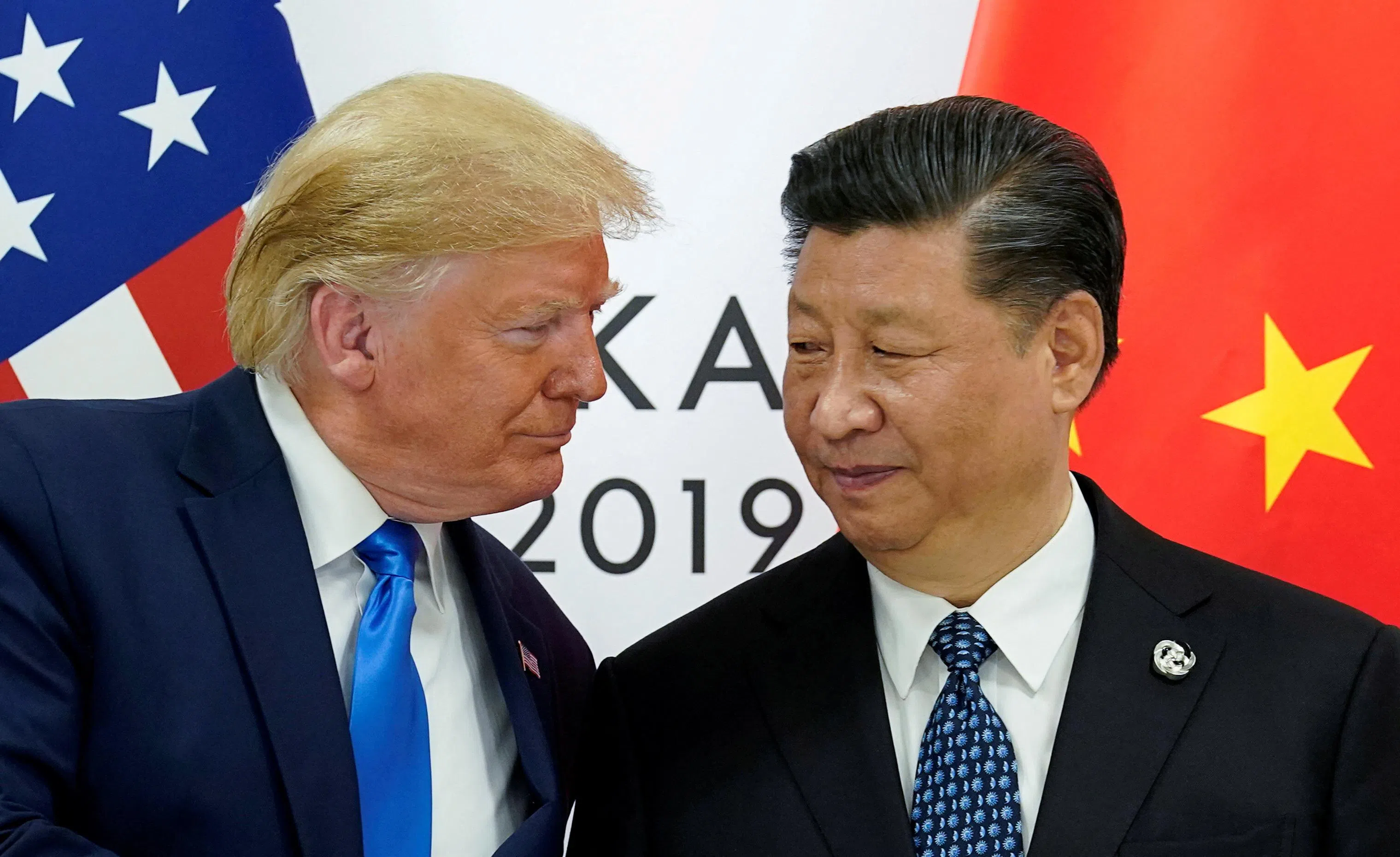 2019年6月29日，时任美国总统特朗普（左）与中国国家主席习近平在日本大阪参加二十国集团（G20）峰会时聚首。（路透社档案照片）