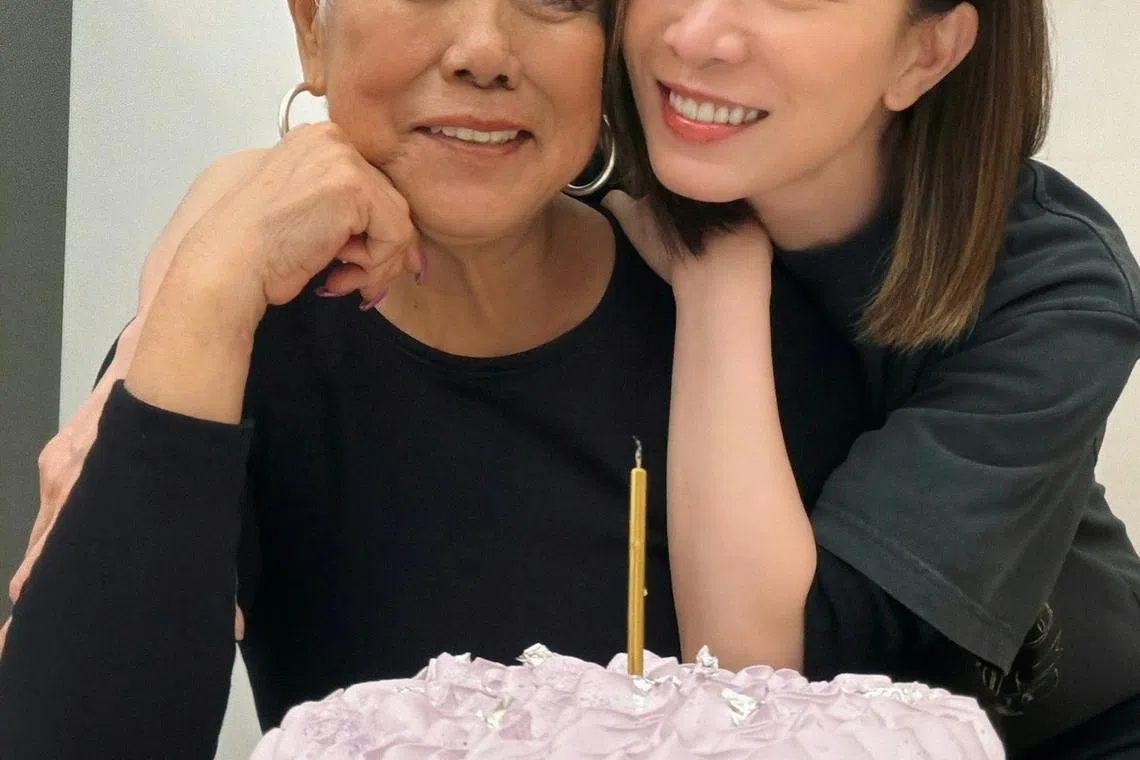 佘诗曼（右）和妈妈佘妈妈Lily母女情深。（互联网）