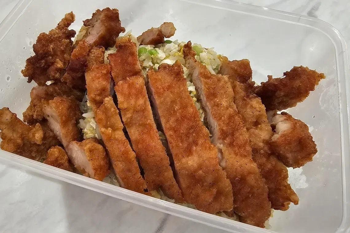 猪排蛋炒饭，米粒芳香，猪排外酥里嫩。（黄亿敏摄）