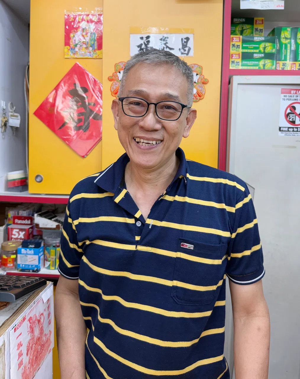  杂货店老板李睿盛说，希望新一轮邻里购物券的发放，能为邻里商家带来更多生意。（廖慧婷摄）