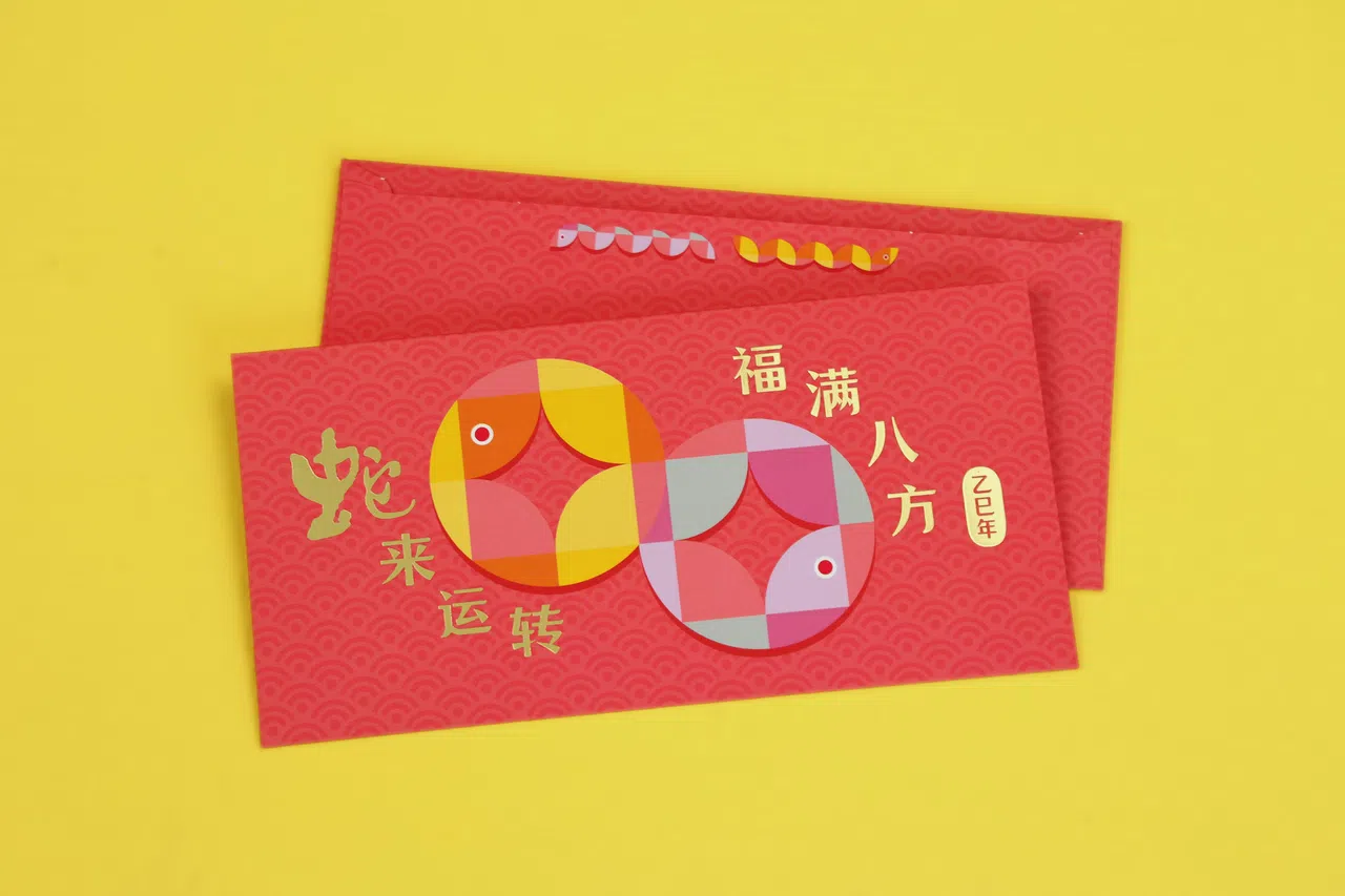 新报业媒体华文媒体集团红包封上的两条彩蛇，活泼灵动。（龙国雄摄）