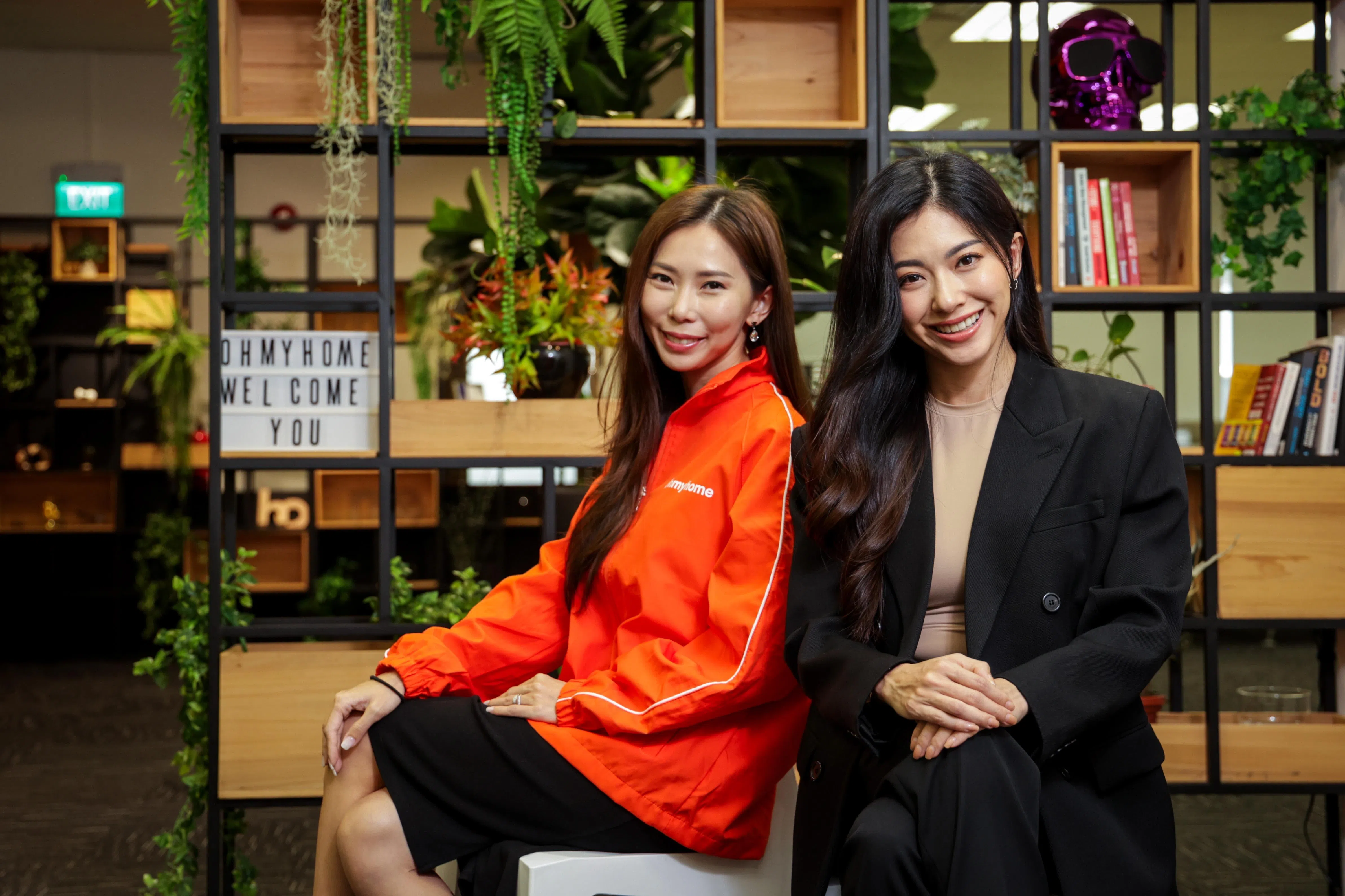 Ohmyhome的创办人是一对来自马来西亚登嘉楼的姐妹花。黄婉球（左）曾在美国担任交易员，姐姐黄婉佩则一度活跃香港娱乐圈。（档案照片）