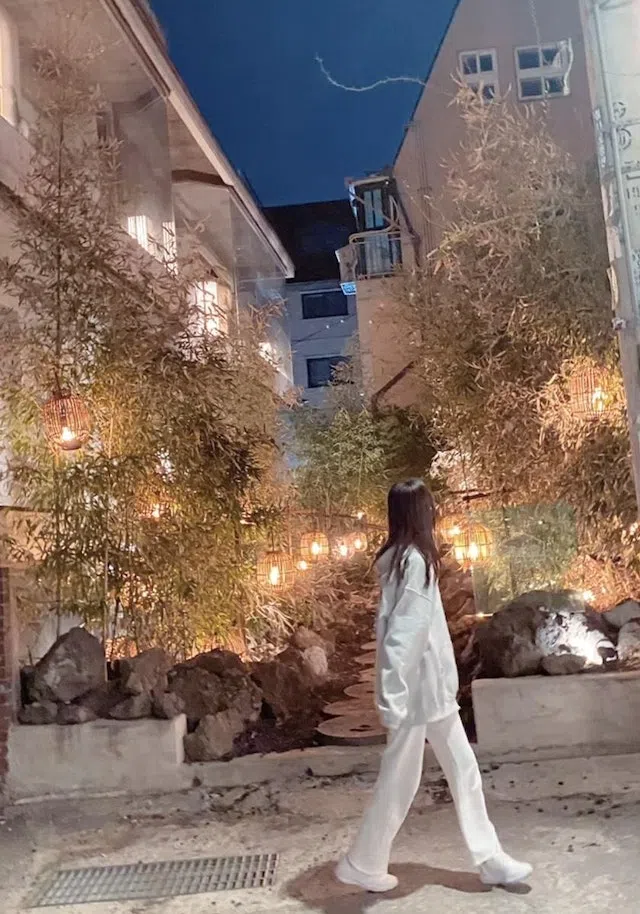 去年金喜善分享女儿的全身照片，母女一样身材修长。（互联网）