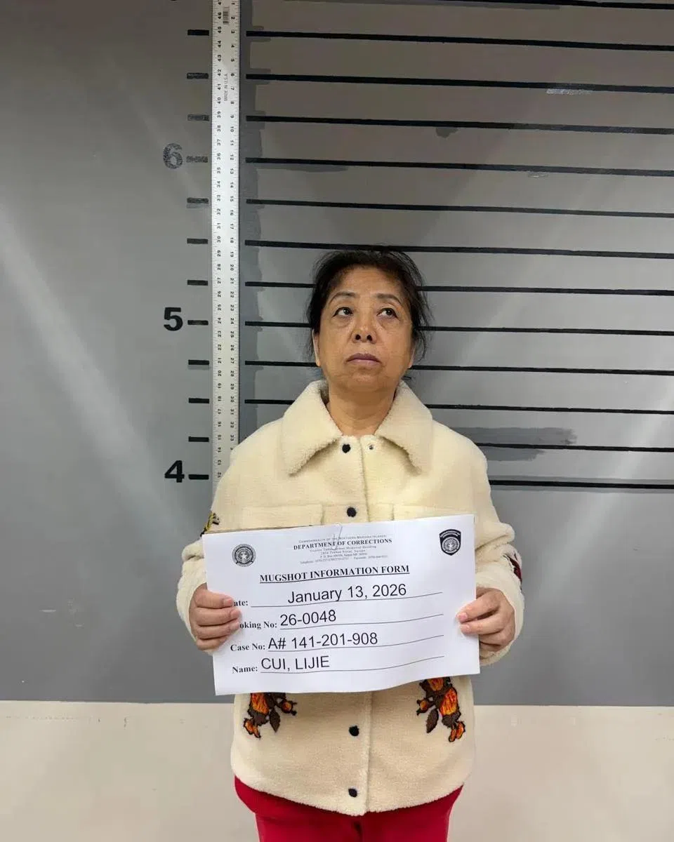 崔丽杰13日在塞班岛机场被捕，样貌憔悴落魄。（互联网）