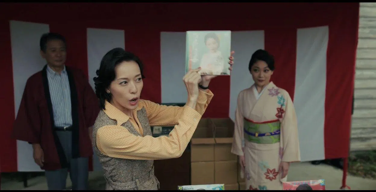 细木数子（中）曾是当红演歌歌手岛仓千代子的经纪人，但对岛仓极尽压榨剥削。（互联网）