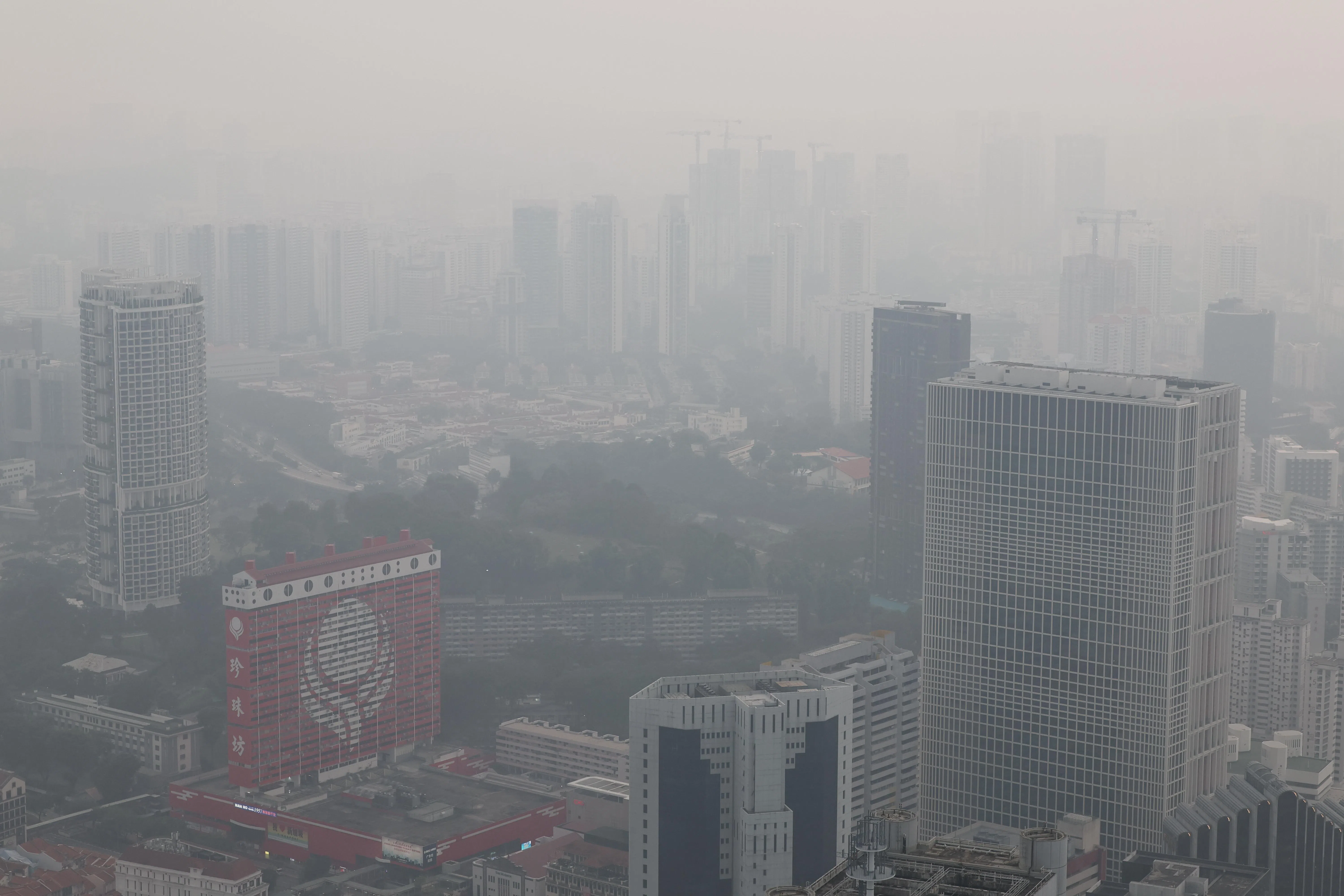本地牛车水地区星期三笼罩在烟霾中，一片灰蒙蒙。（邝启聪摄）