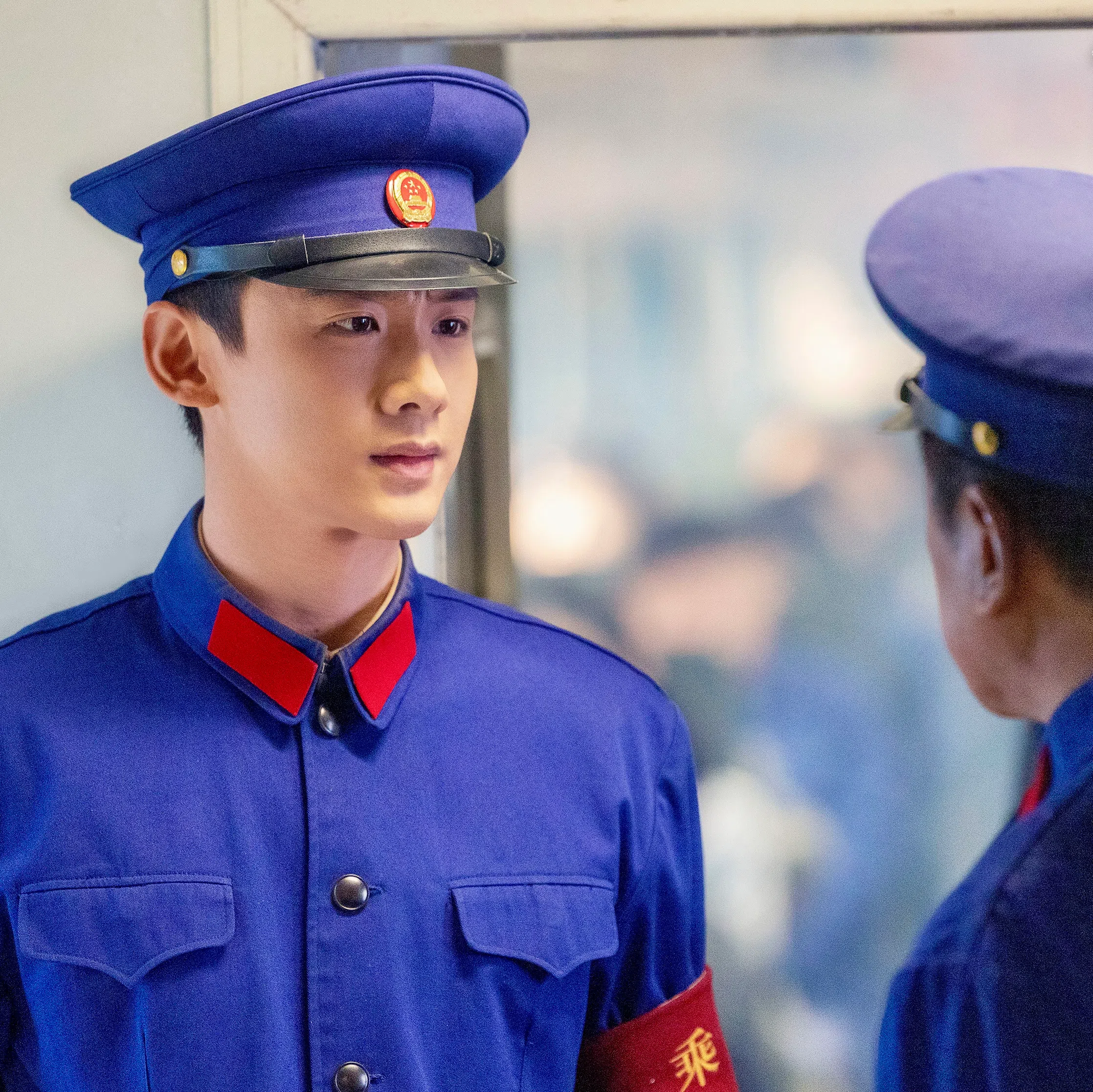 《南来北往》通过白敬亭所饰铁路警察的视角，讲述中国自1978年实行改革开放政策以来的社会变化。（互联网）