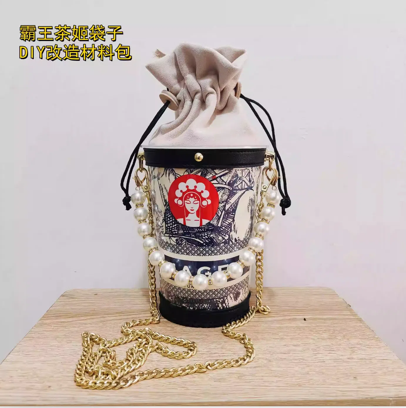 中国网店售卖DIY组件，教导公众如何将霸王茶姬纸袋制成水桶肩背包。（互联网）