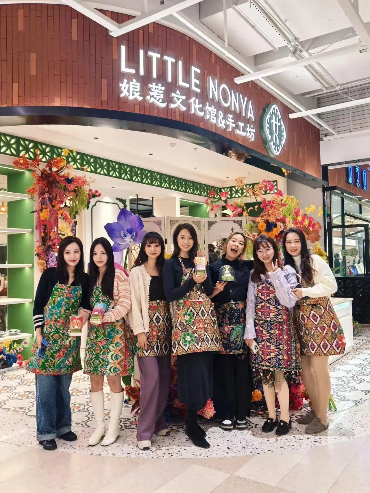 娘惹囡在上海开设手作店，廖学敏（右三）去年12月与顾客在店前合影。（娘惹囡）