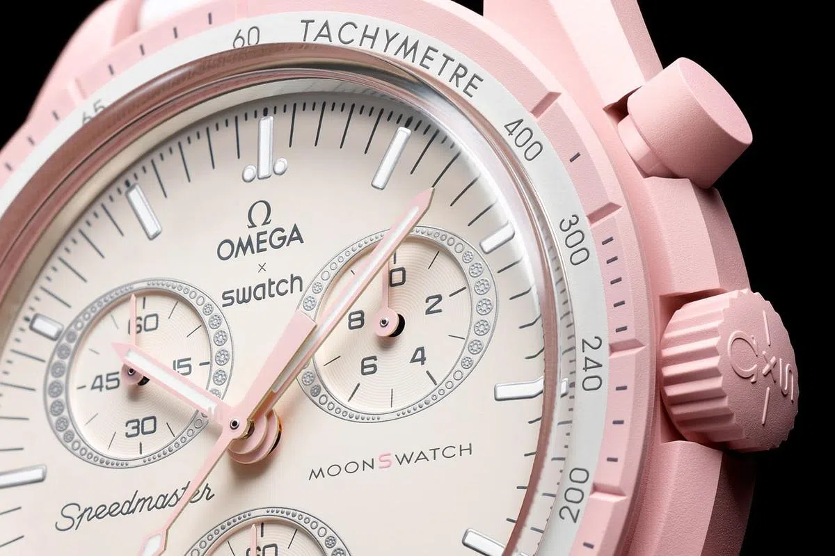 MoonSwatch手表保留了元祖的“Dot over 90”测速仪刻度等特征。（图/Omega/Swatch）
